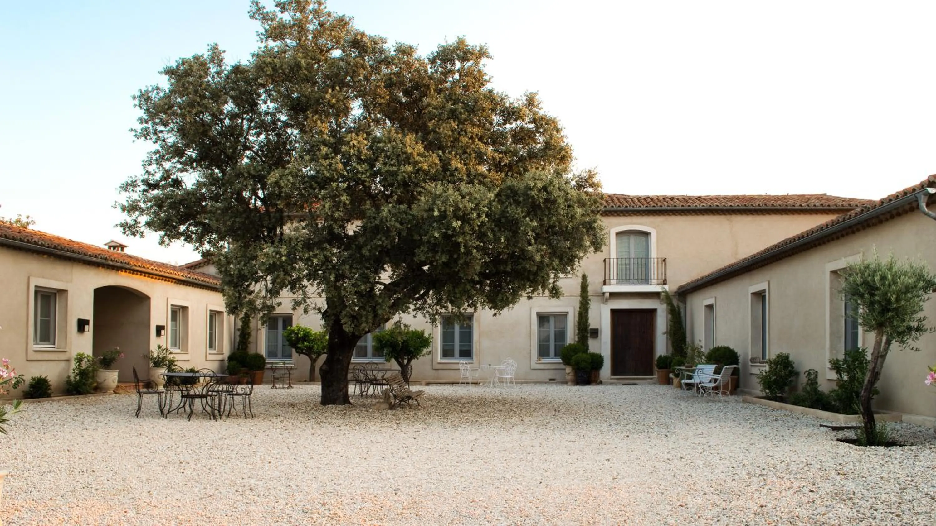 Facade/entrance in La Casa de los Tomillares
