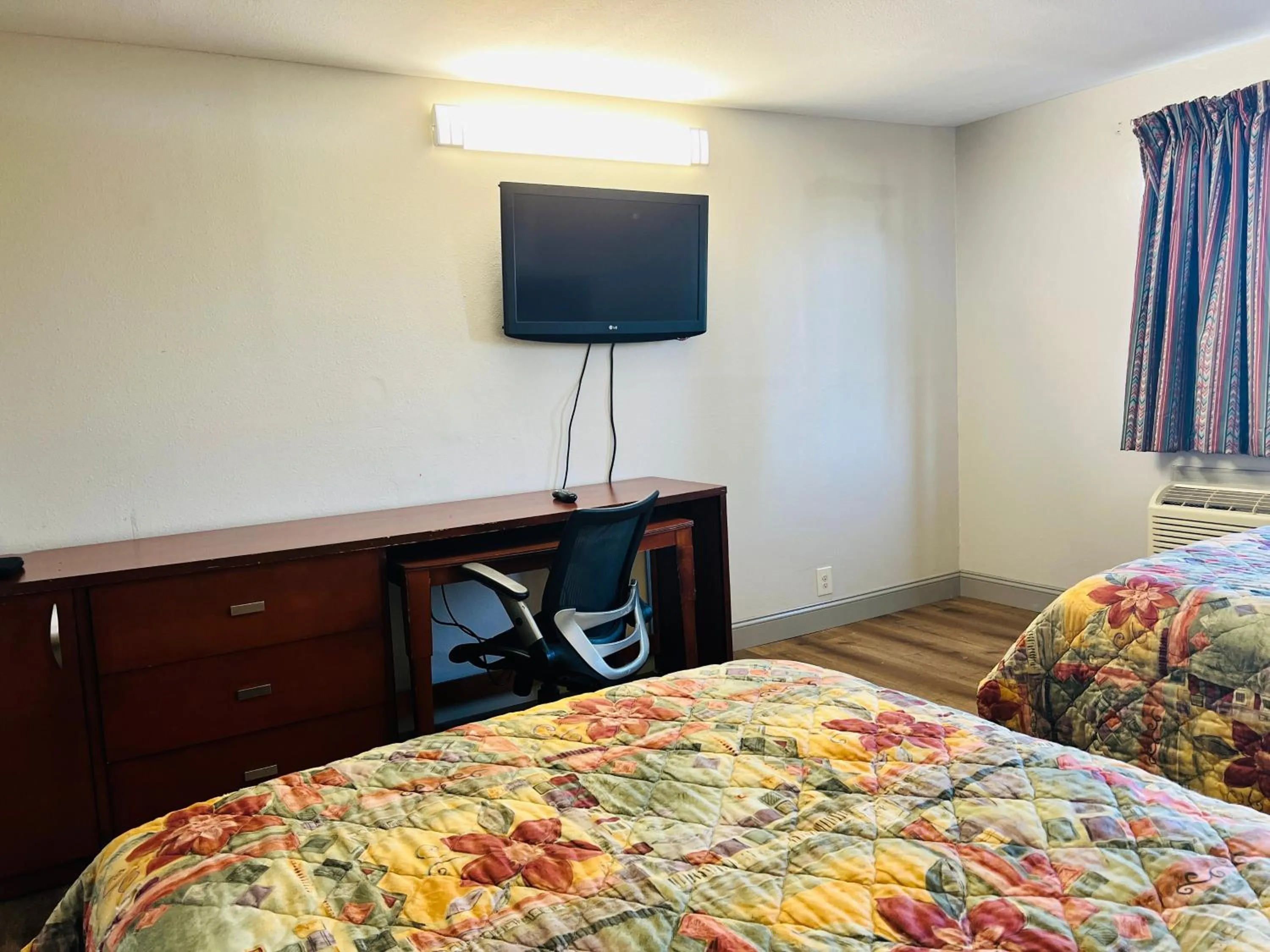 Bedroom in Rosewood Inn By OYO Union City I-69