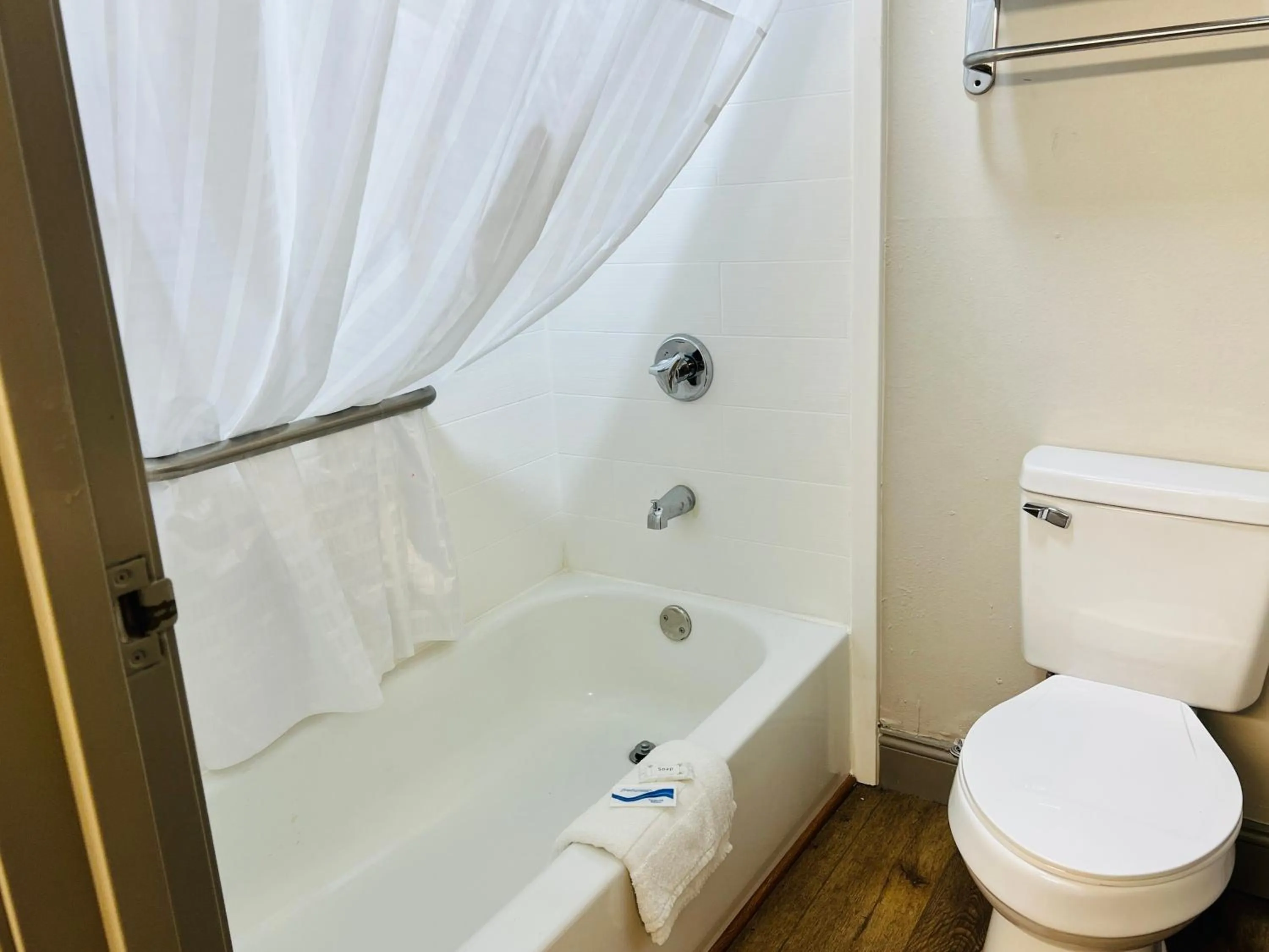 Bathroom in Rosewood Inn By OYO Union City I-69