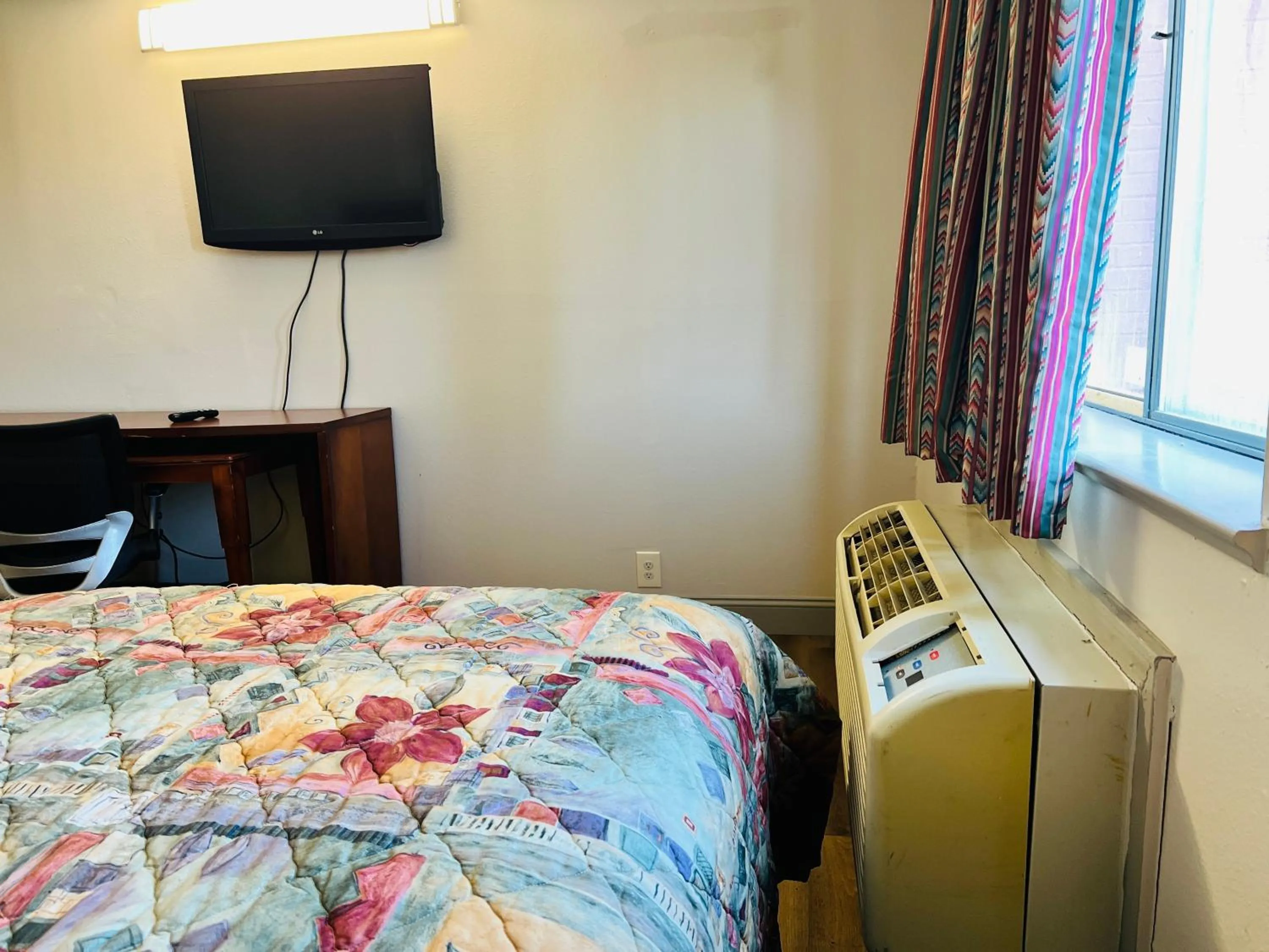 Bedroom in Rosewood Inn By OYO Union City I-69