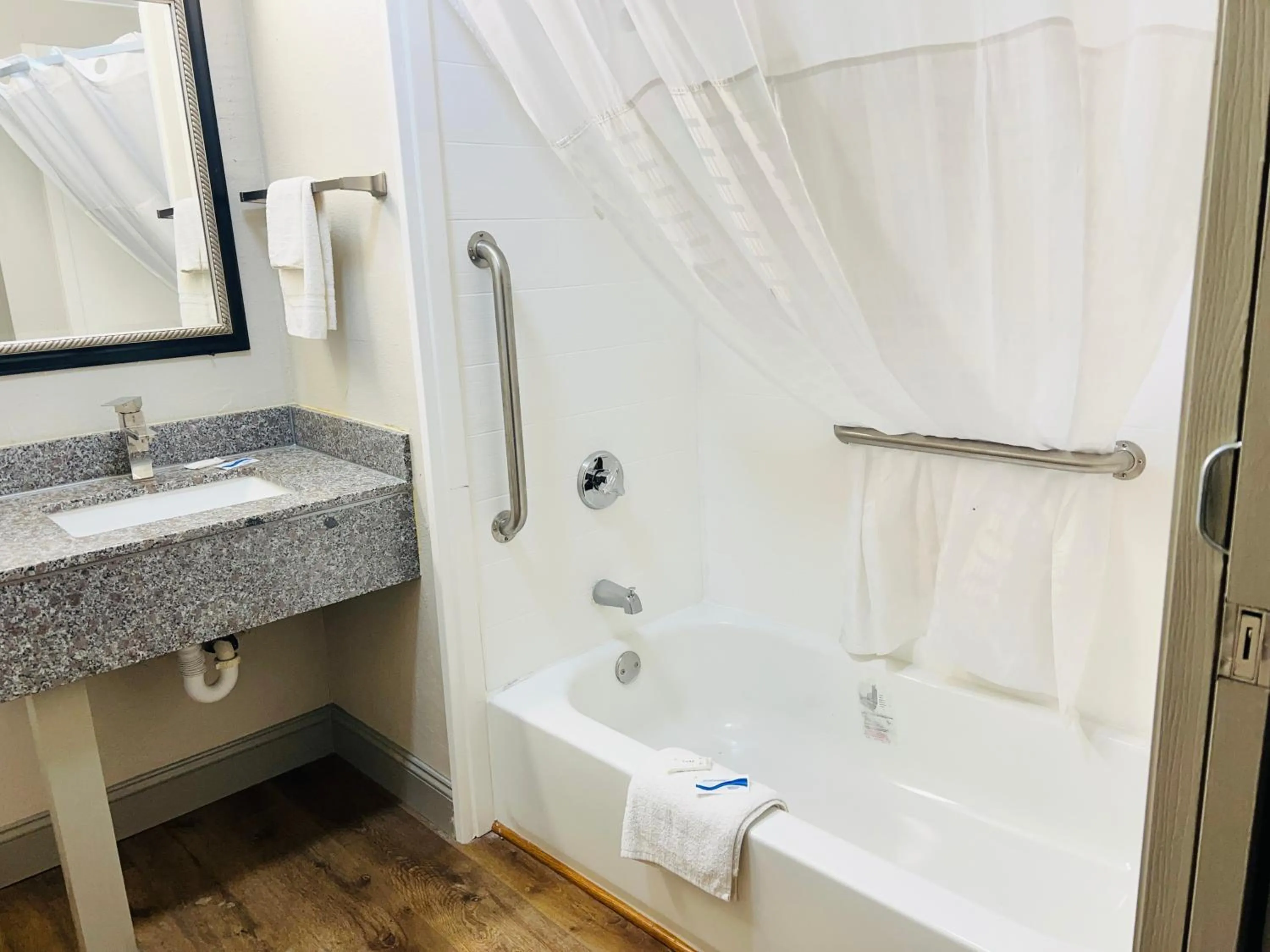 Bathroom in Rosewood Inn By OYO Union City I-69