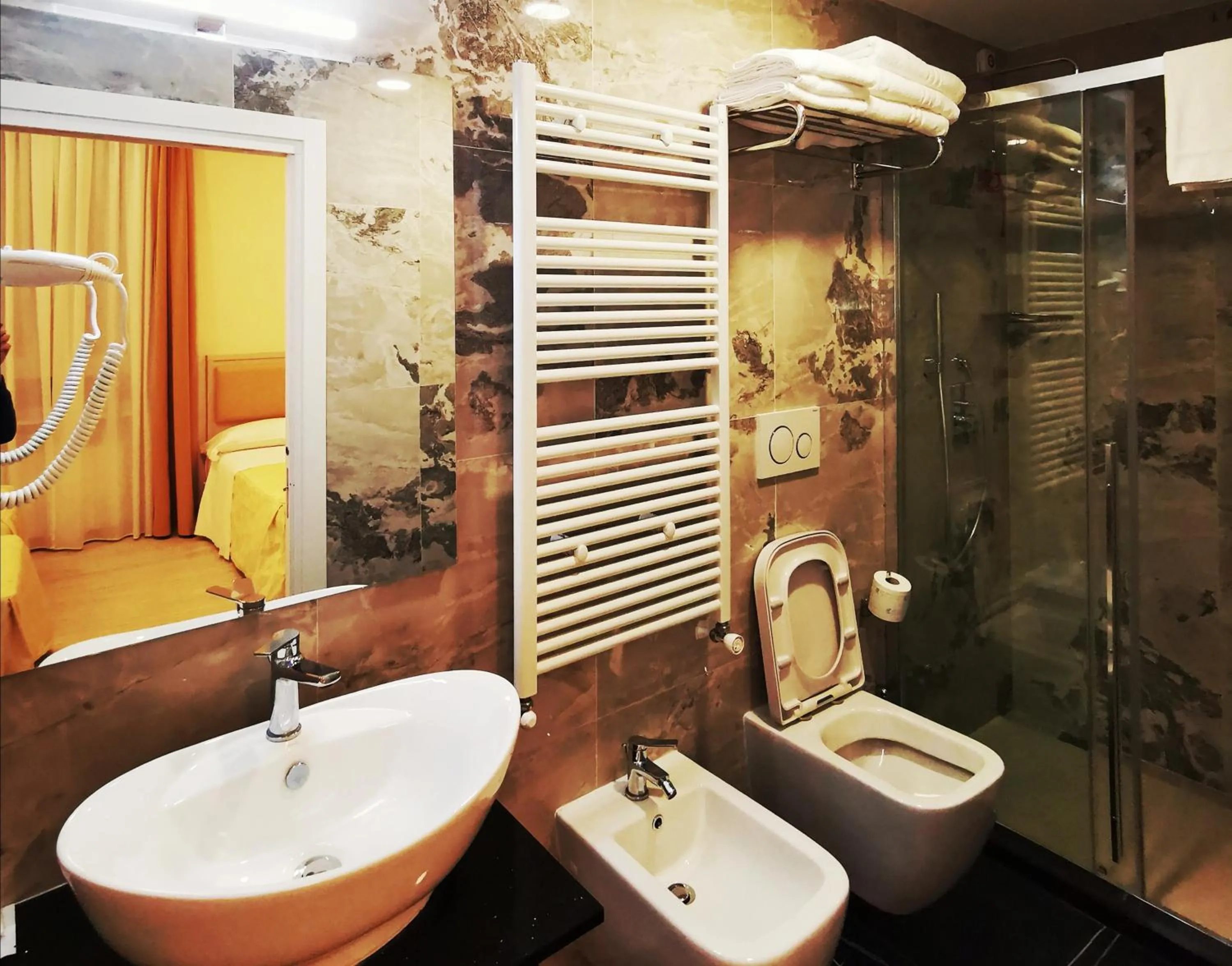 Bathroom in CSI Group - Hotel Metropoli