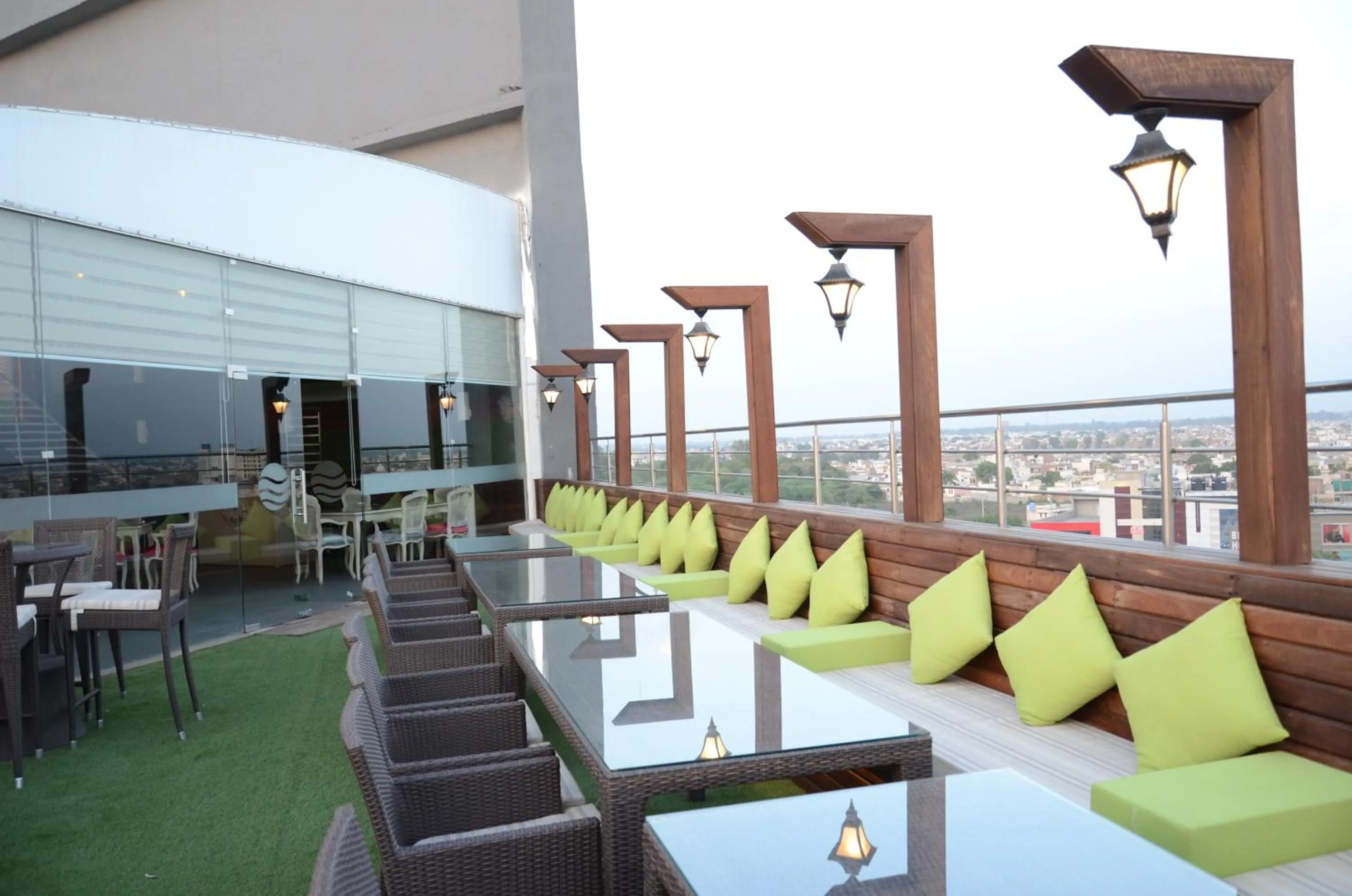 Restaurant/places to eat in Comfort Inn Tulip Heights