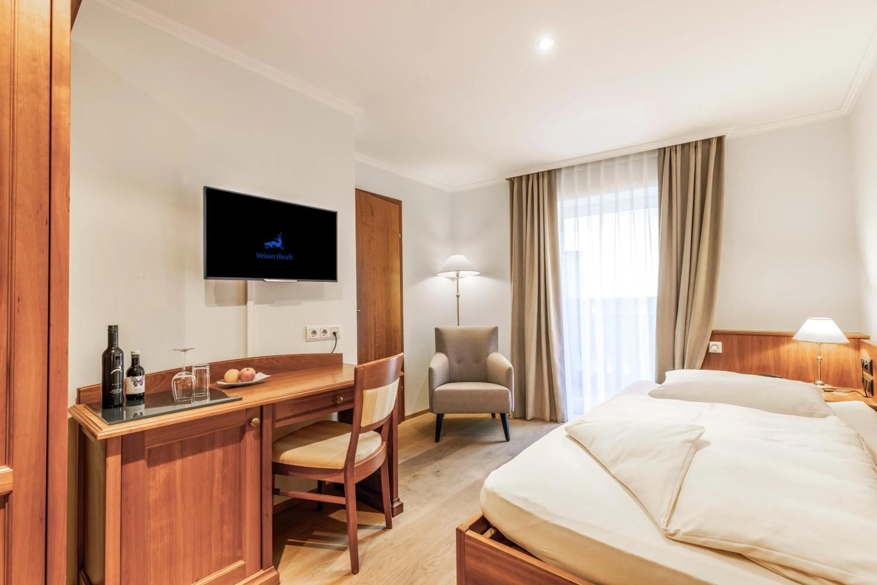 Photo of the whole room, Bed in Hotel Weisser Hirsch