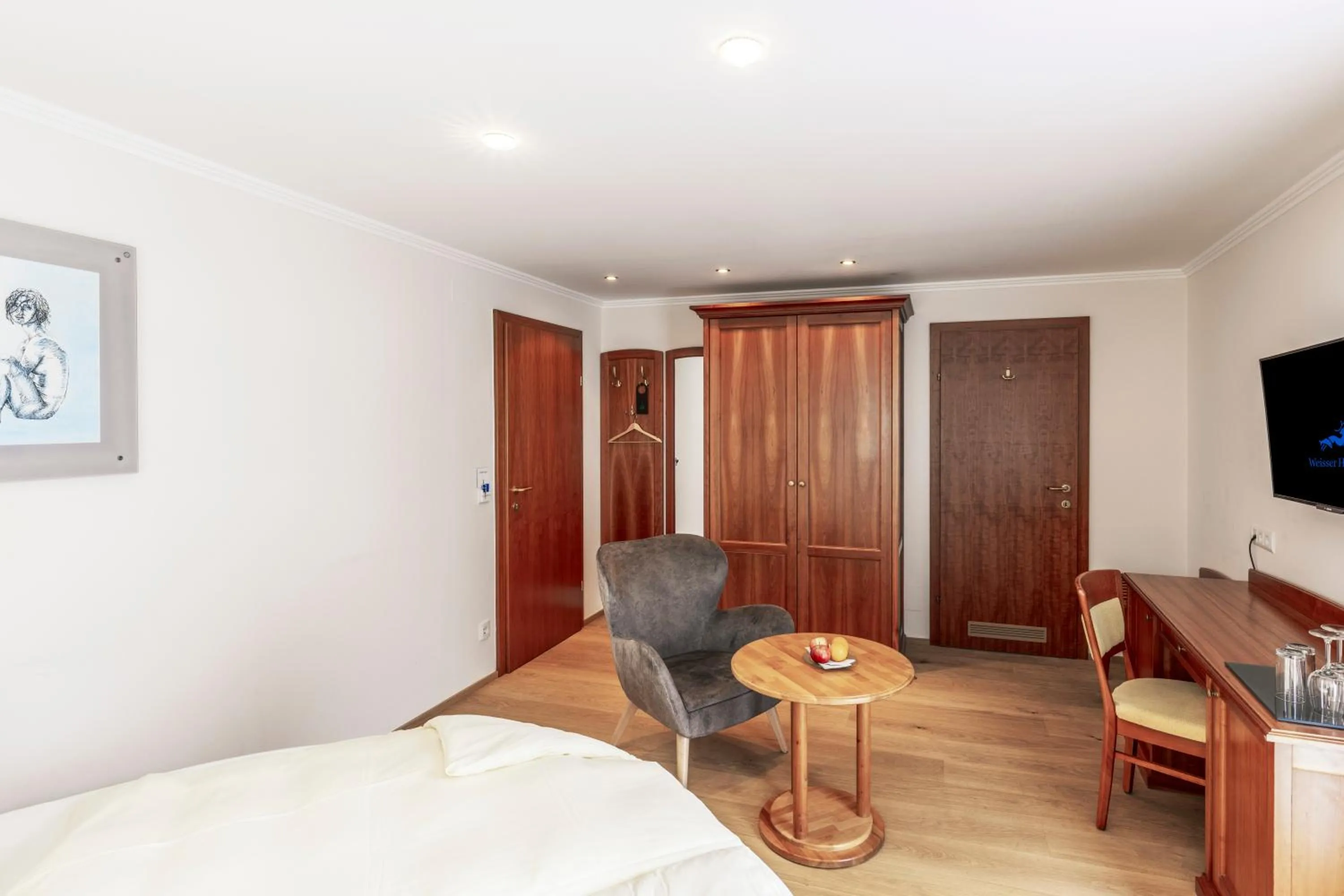 Photo of the whole room, Bed in Hotel Weisser Hirsch