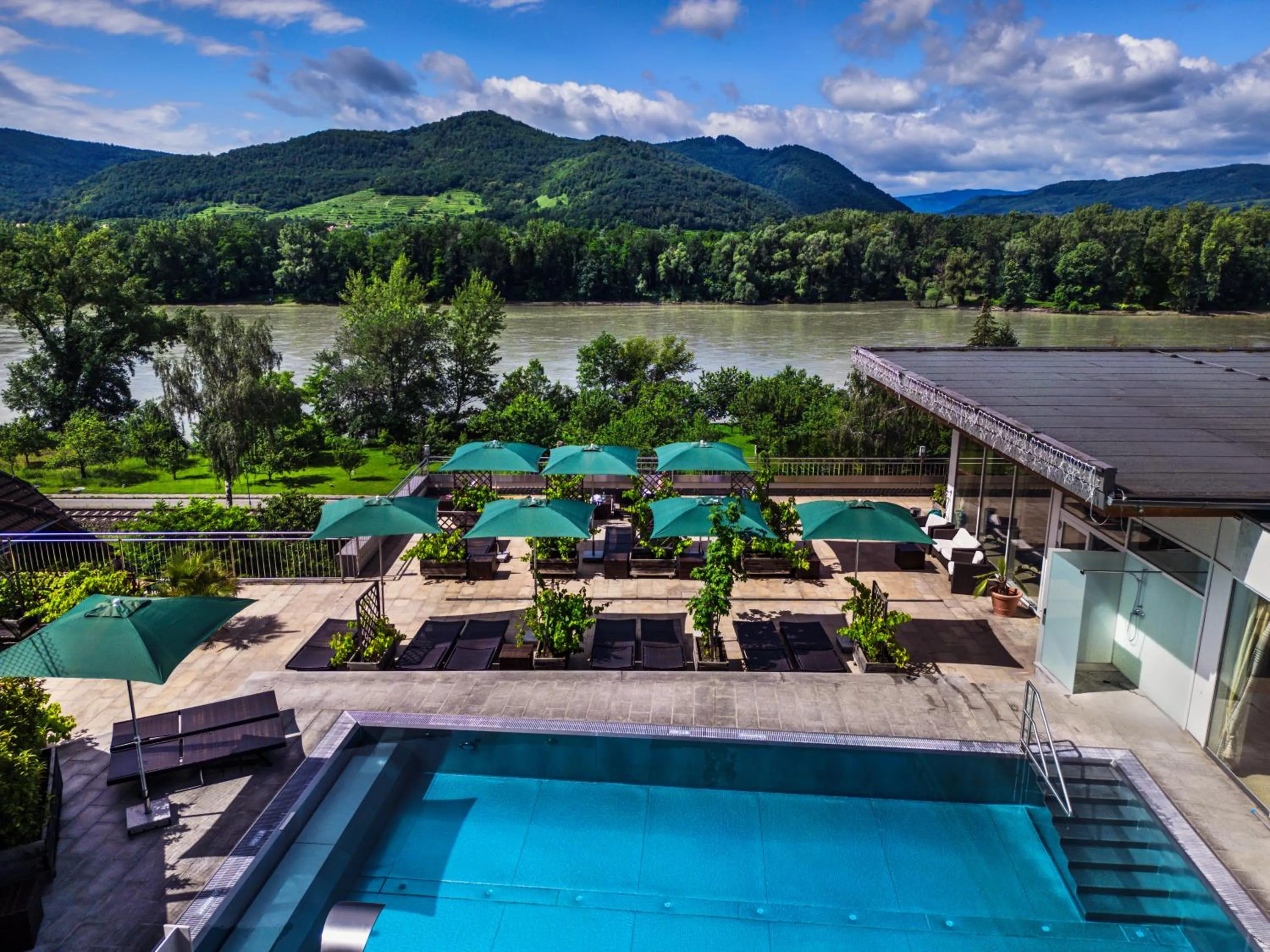 Swimming pool in Gartenhotel & Weingut Pfeffel Dürnstein