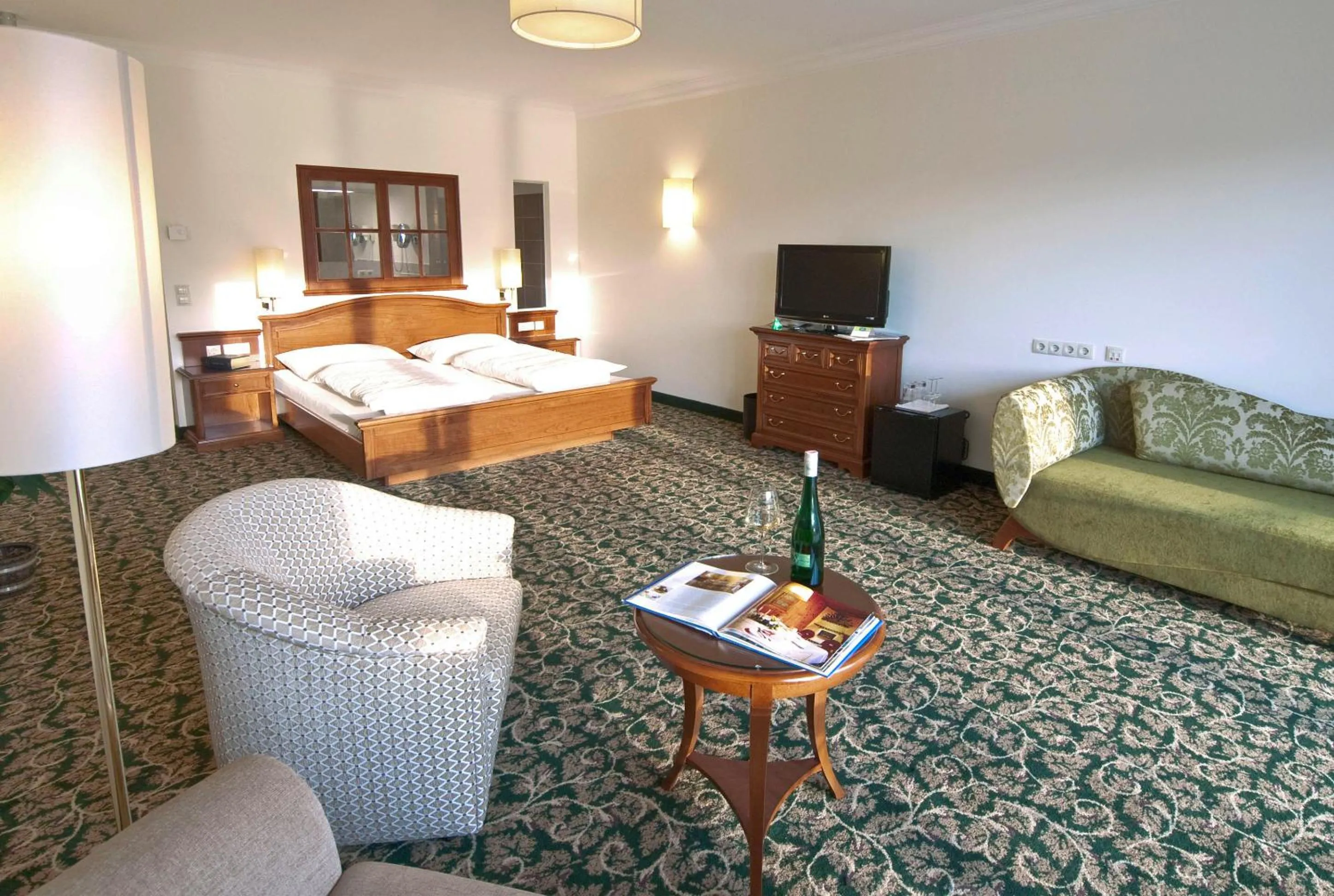 Photo of the whole room, Bed in Gartenhotel & Weingut Pfeffel Dürnstein