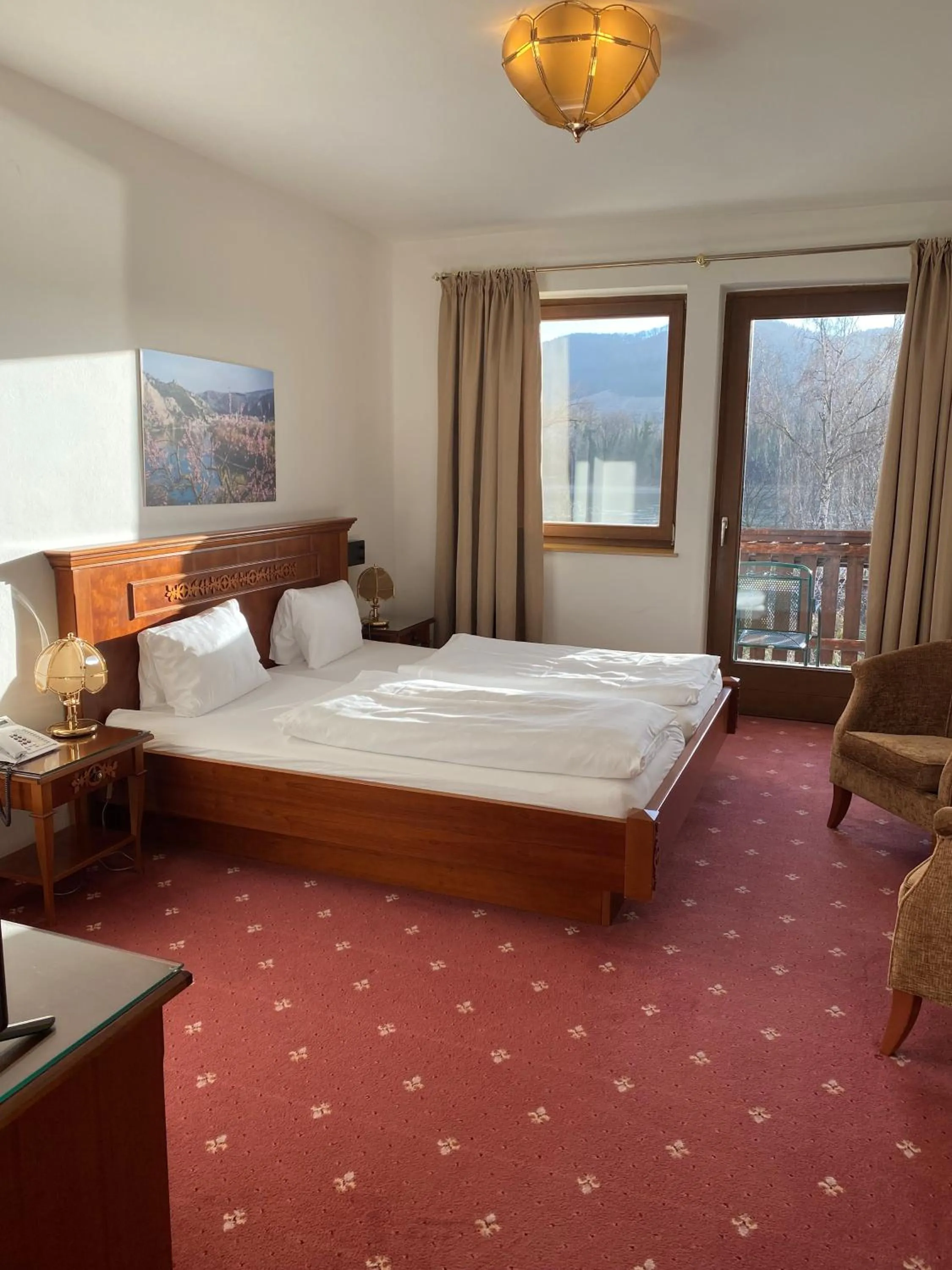 Photo of the whole room, Bed in Gartenhotel & Weingut Pfeffel Dürnstein