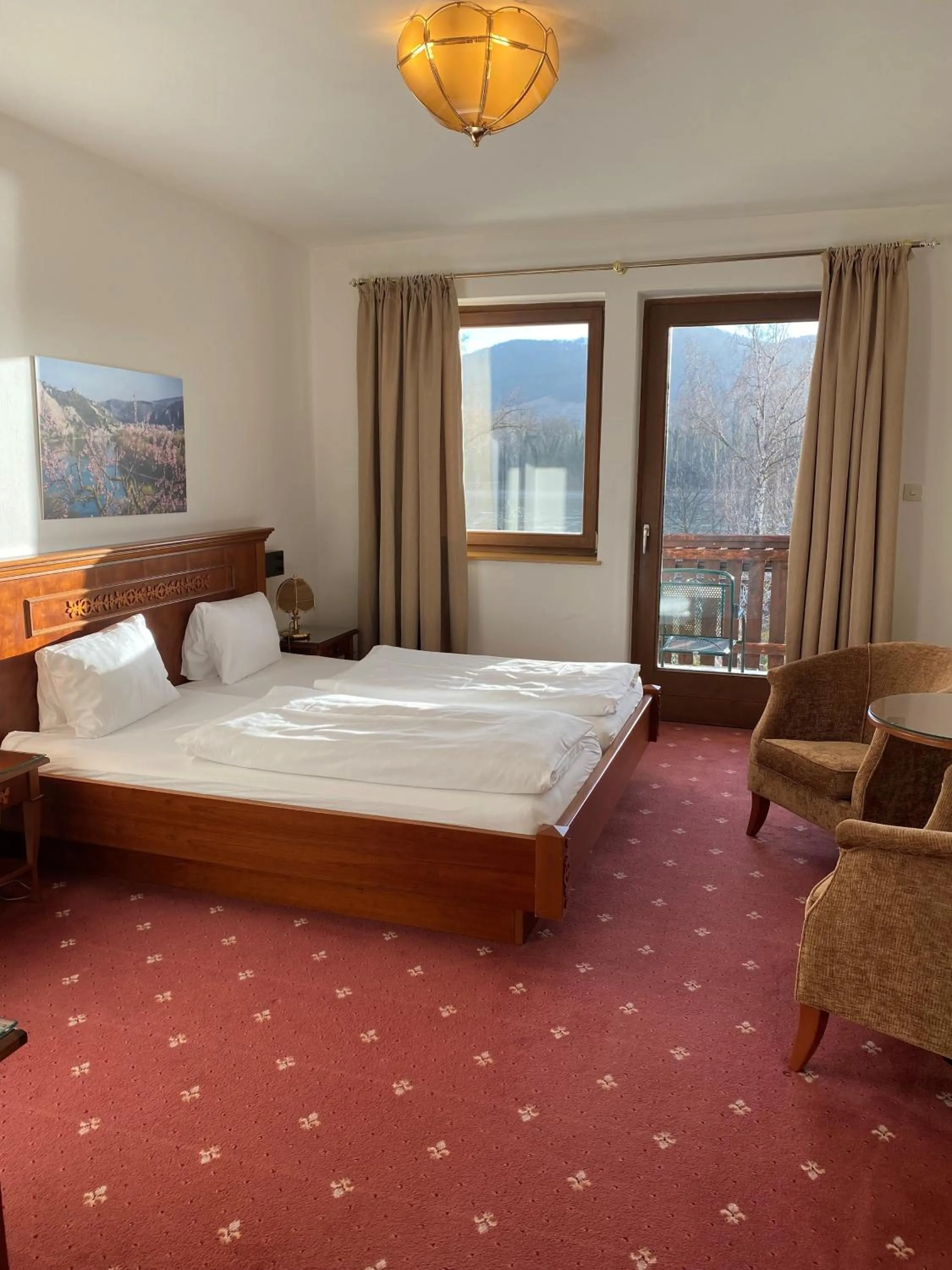 Photo of the whole room, Bed in Gartenhotel & Weingut Pfeffel Dürnstein
