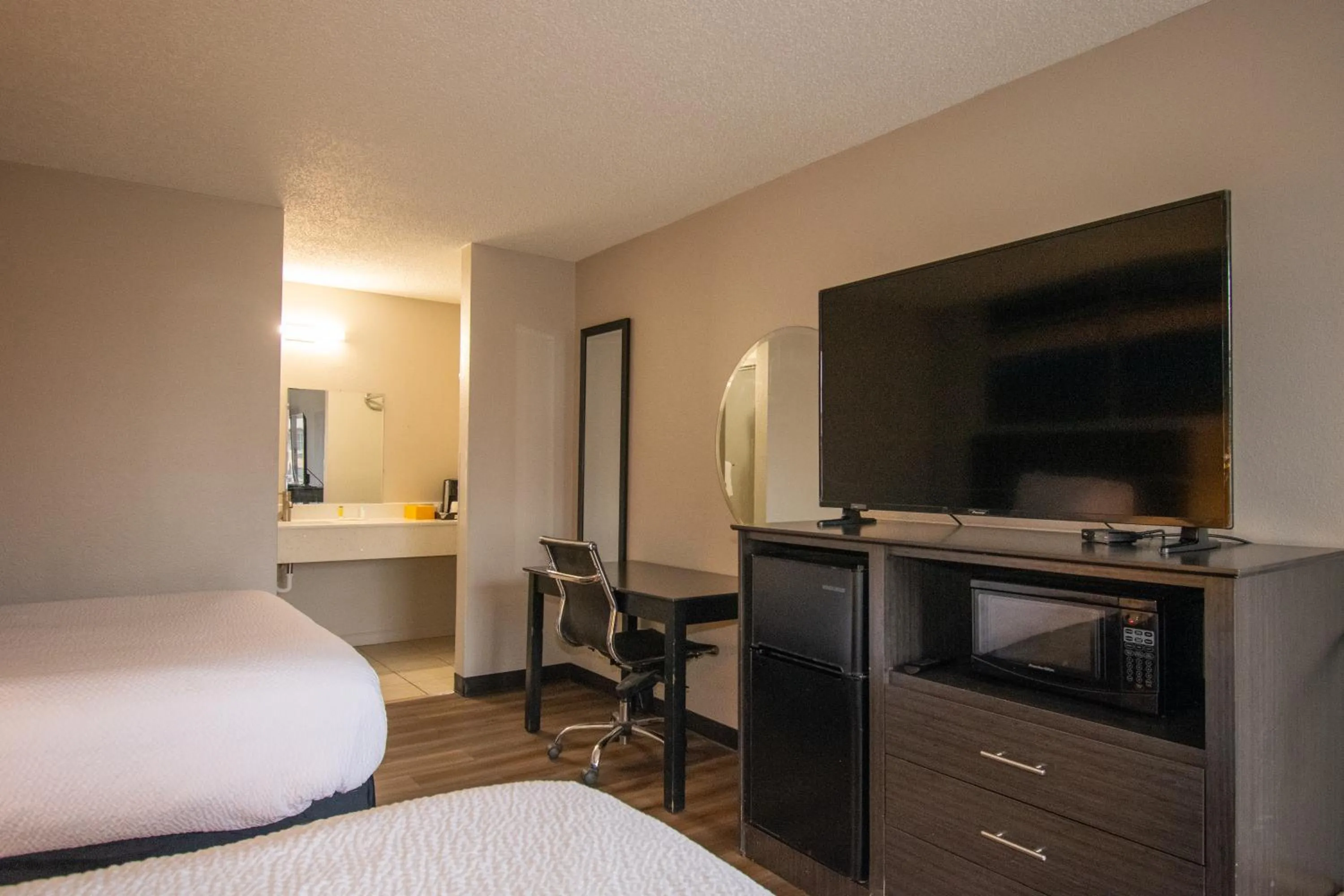 TV and multimedia, Bed in Days Inn by Wyndham Caddo Valley Arkadelphia