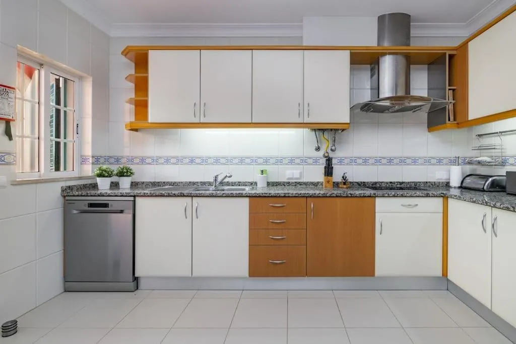 Kitchen or kitchenette in Villa Arade Riverside - Jacuzzi and Heated Pool by AlgarStays