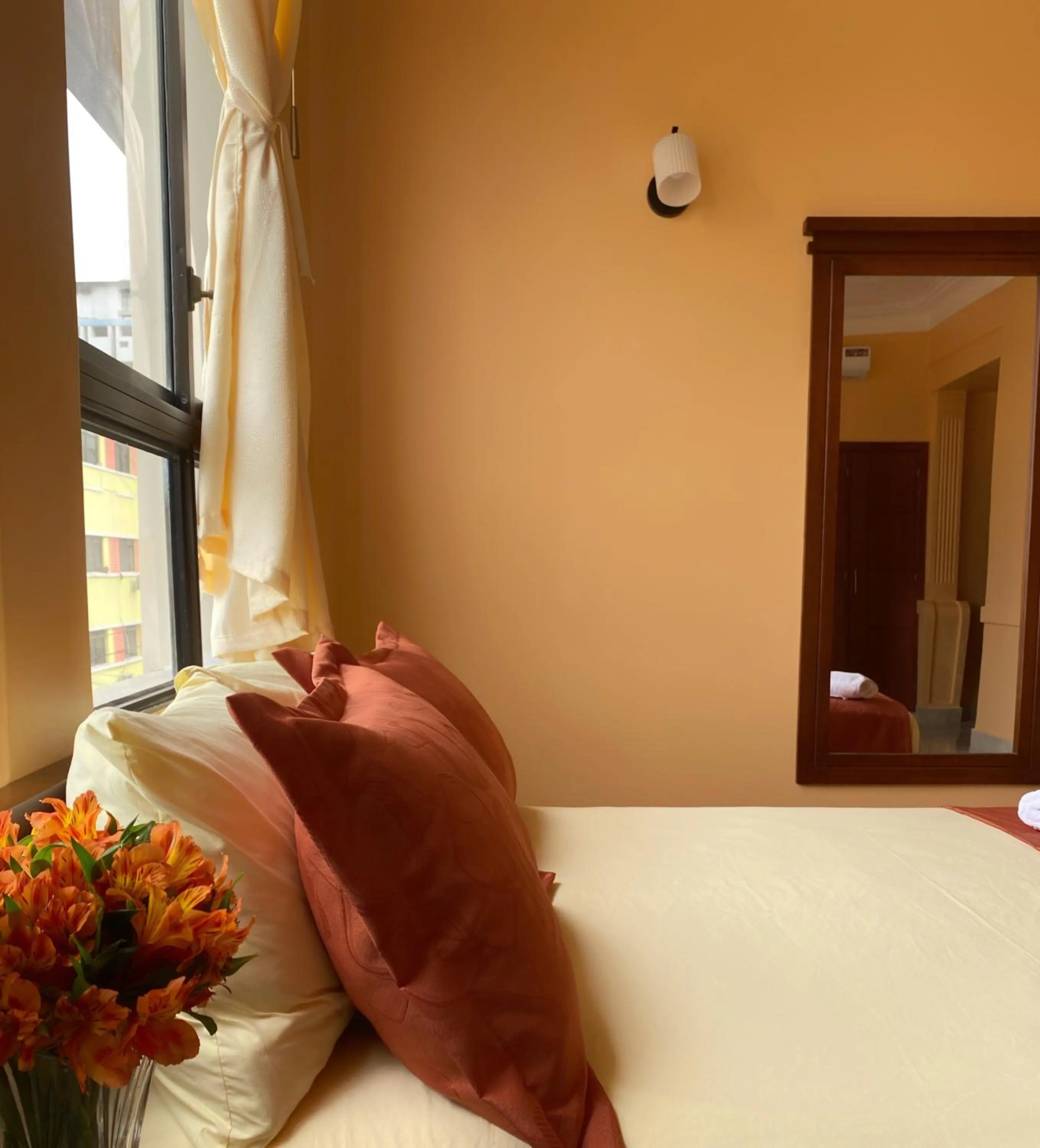 Bed in Hostal California Inn