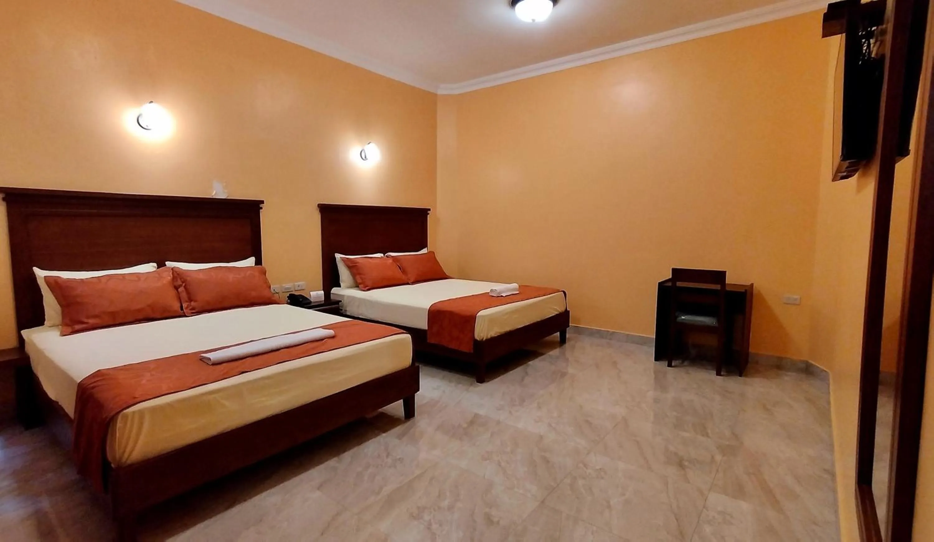 Bed in Hostal California Inn