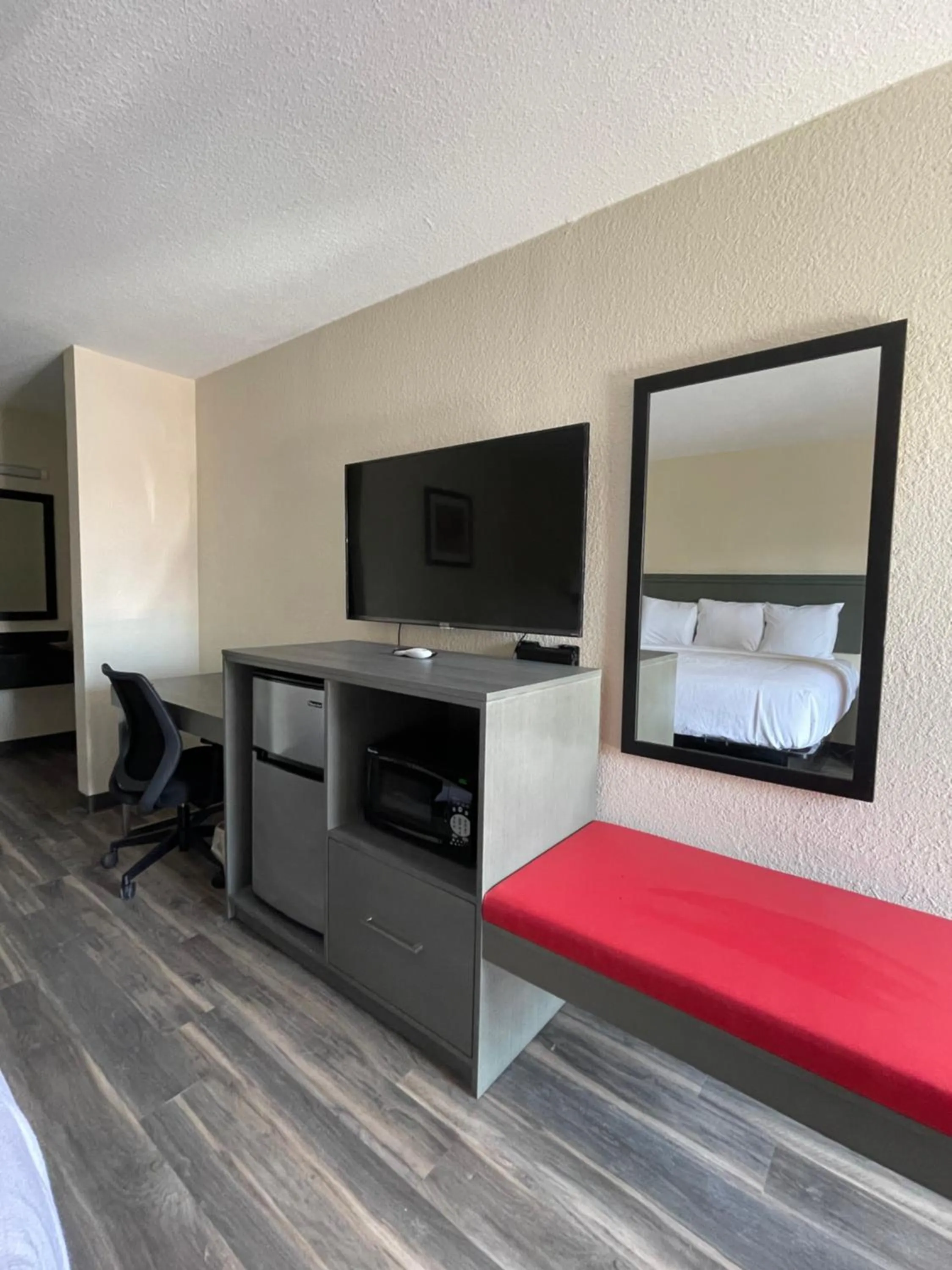 TV and multimedia, Bed in Americas Best Value Inn Marion, AR