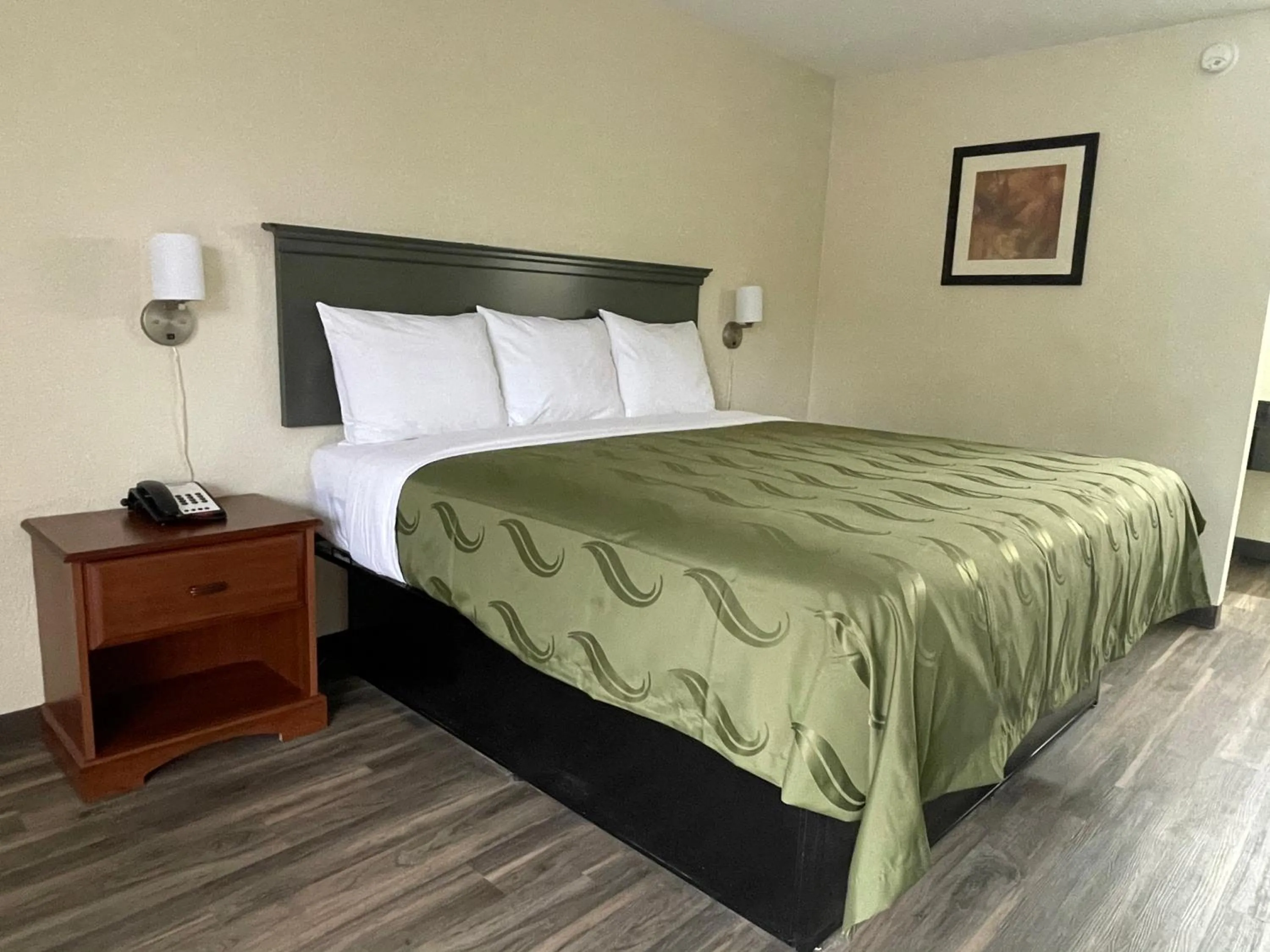 Bedroom, Bed in Americas Best Value Inn Marion, AR