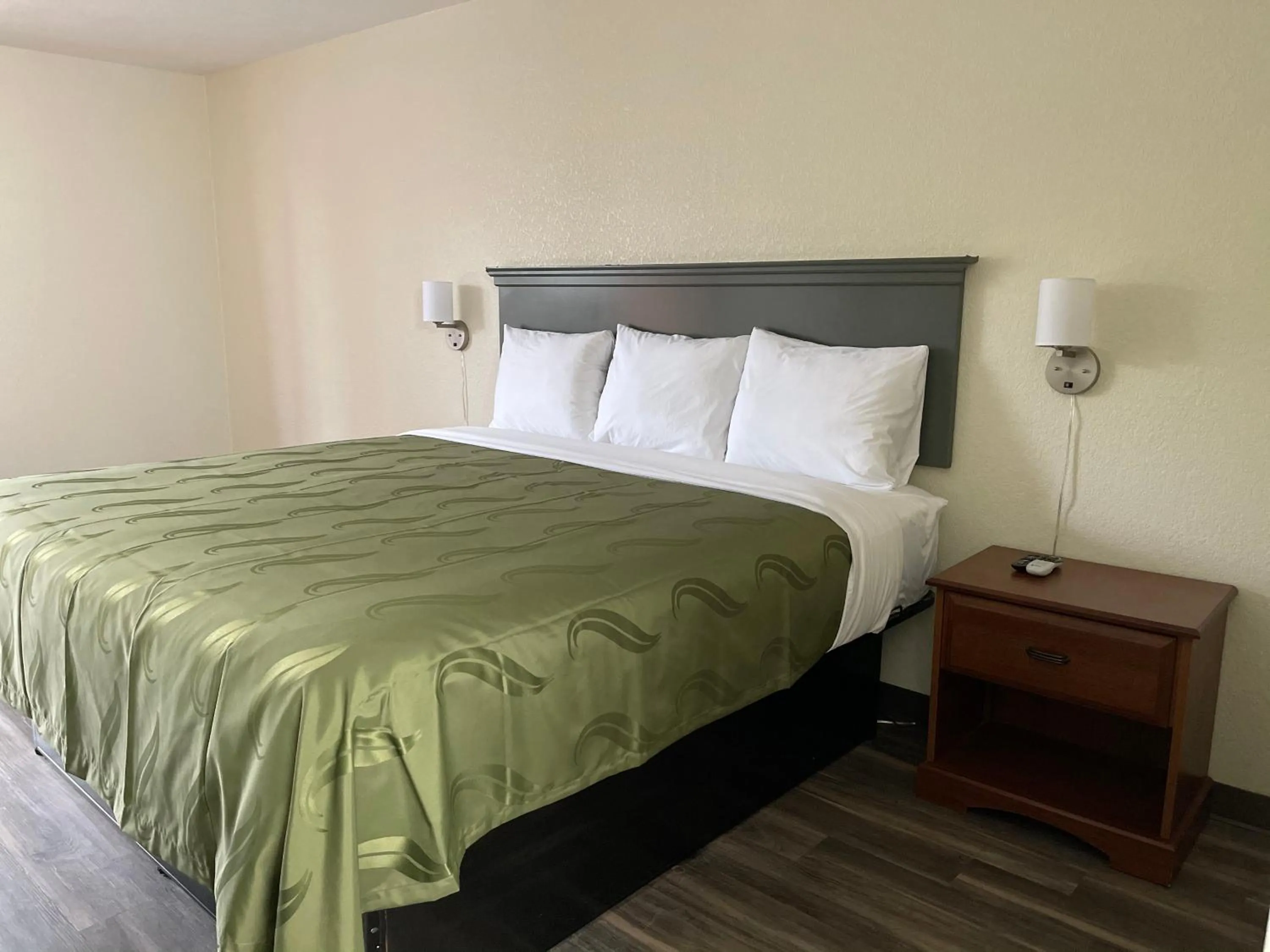 Bedroom, Bed in Americas Best Value Inn Marion, AR