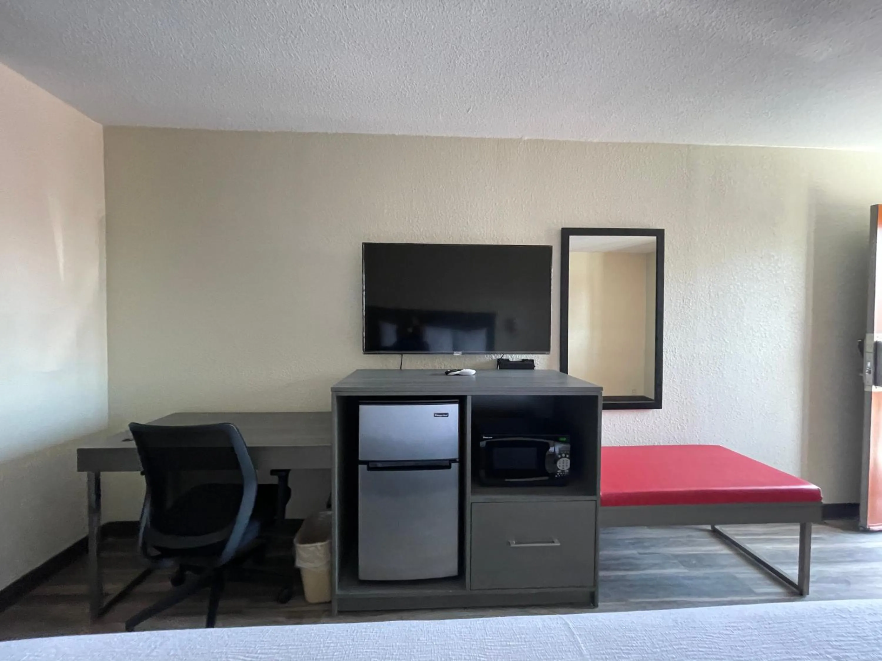 TV and multimedia, TV/Entertainment Center in Americas Best Value Inn Marion, AR