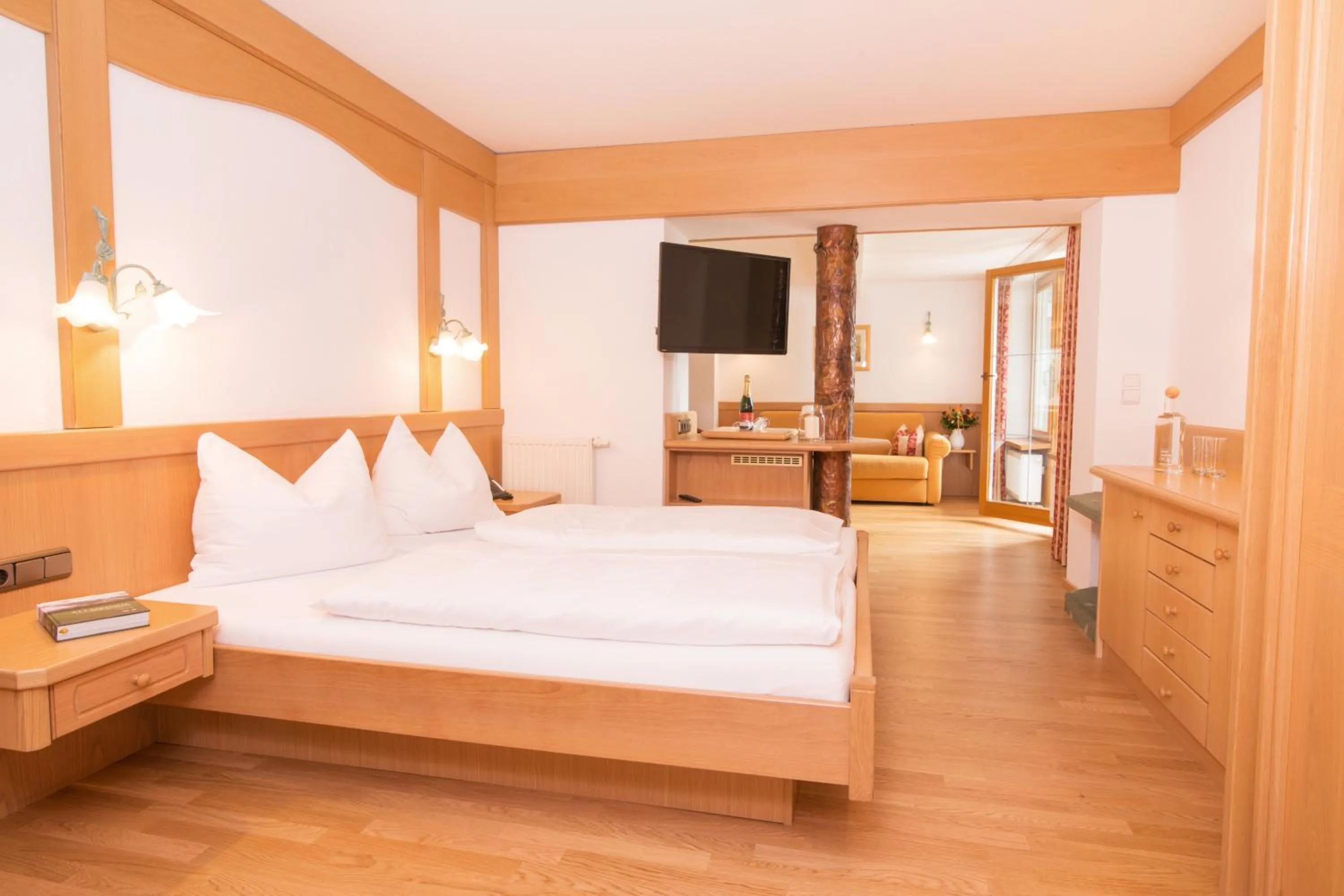 Photo of the whole room, Bed in Hotel Alte Krone