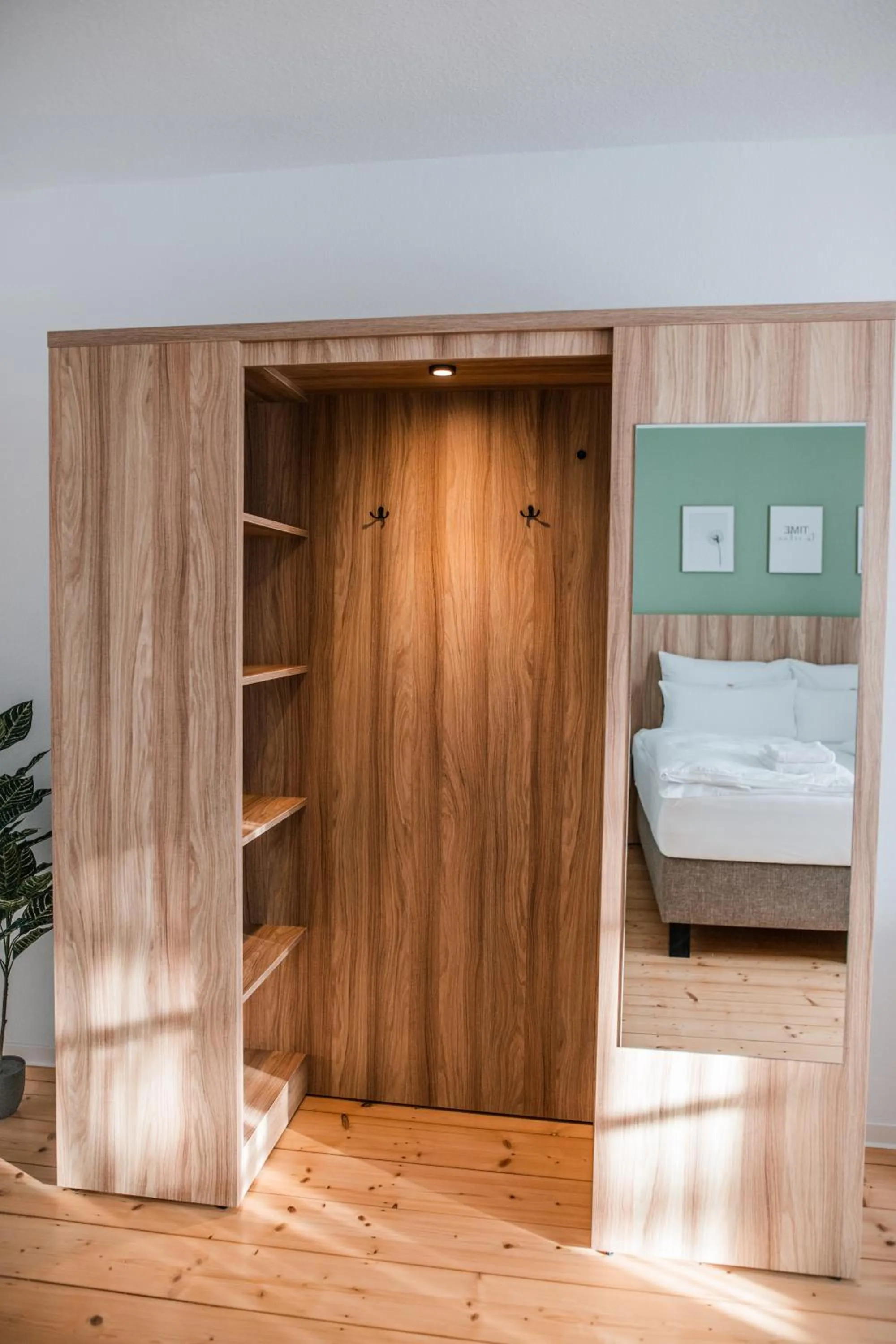 wardrobe, Bed in Gästehaus Meiwes