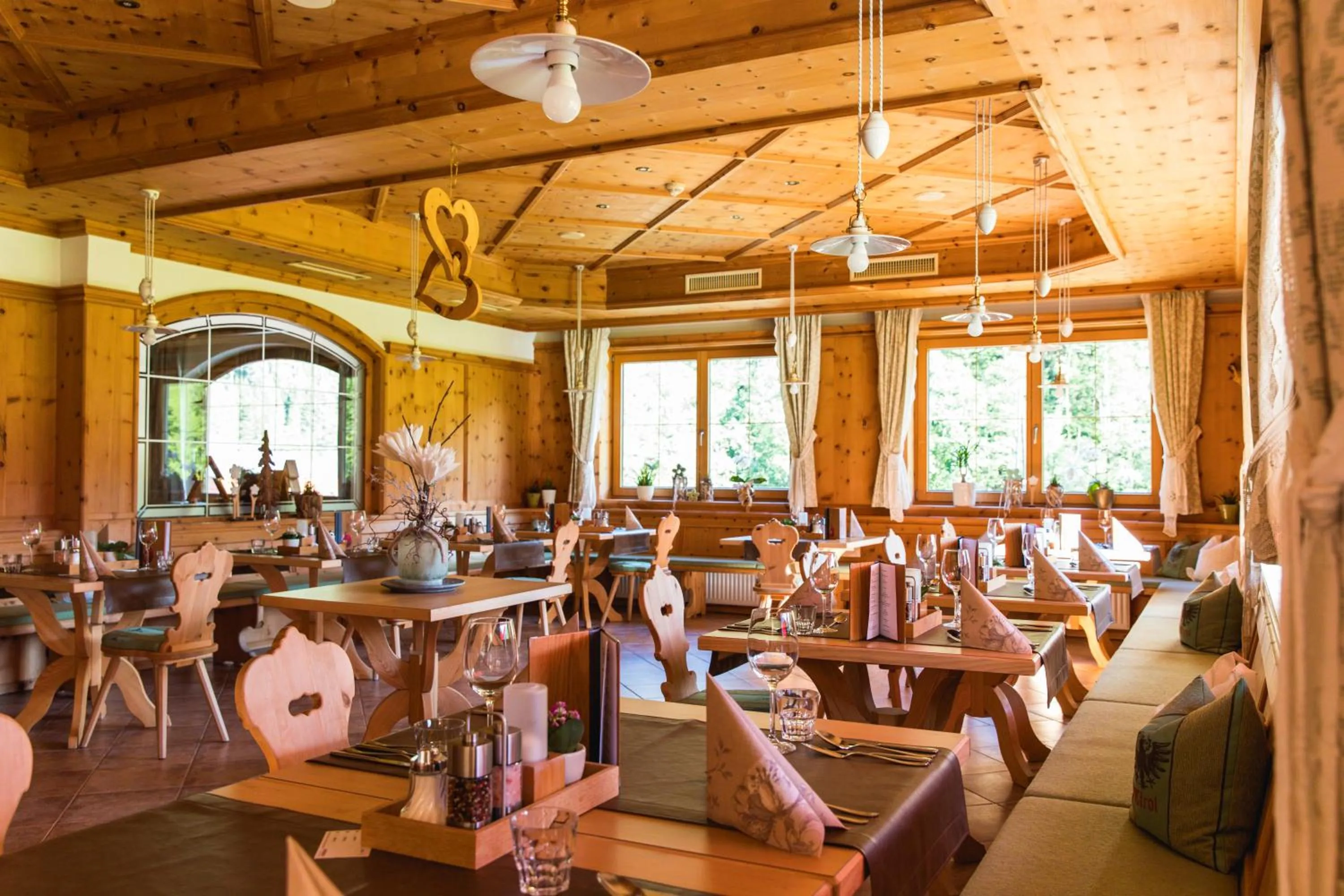 Restaurant/places to eat in Hotel Eden