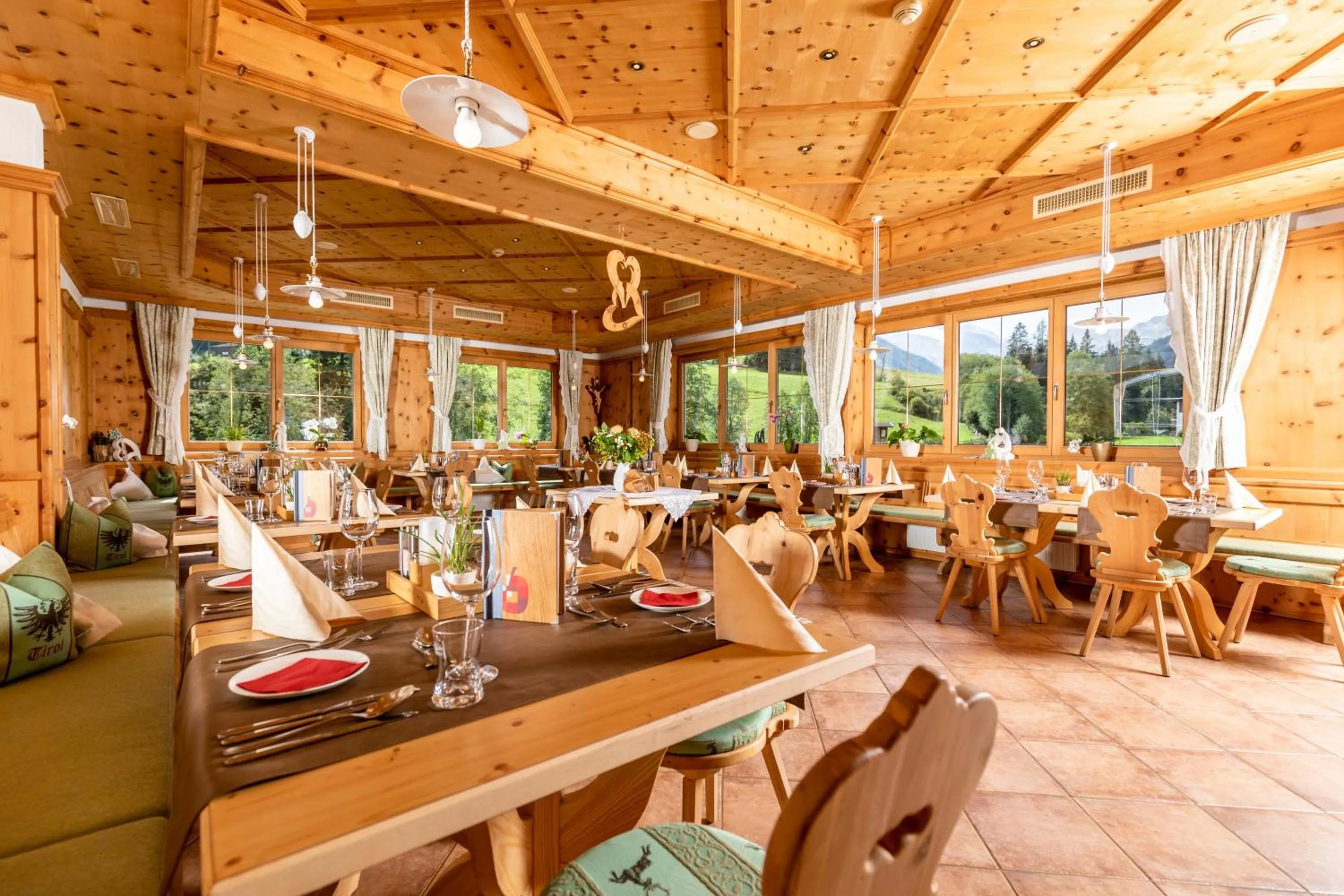 Restaurant/places to eat in Hotel Eden