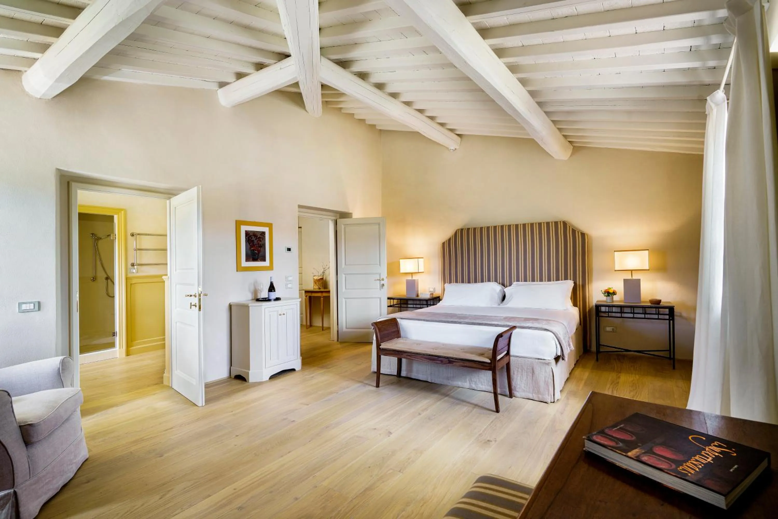 Photo of the whole room, Bed in La Pietra Del Cabreo