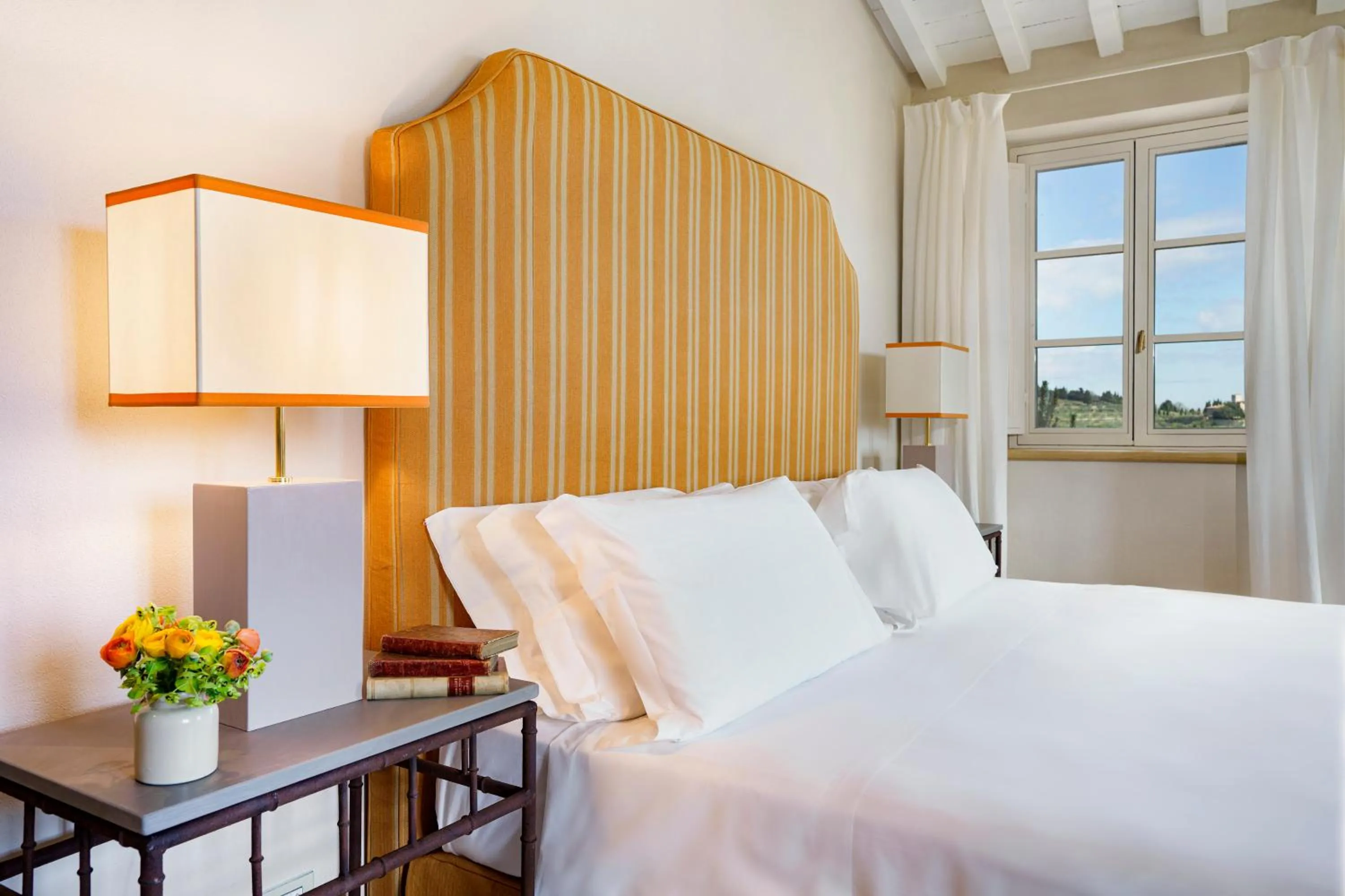 Photo of the whole room, Bed in La Pietra Del Cabreo