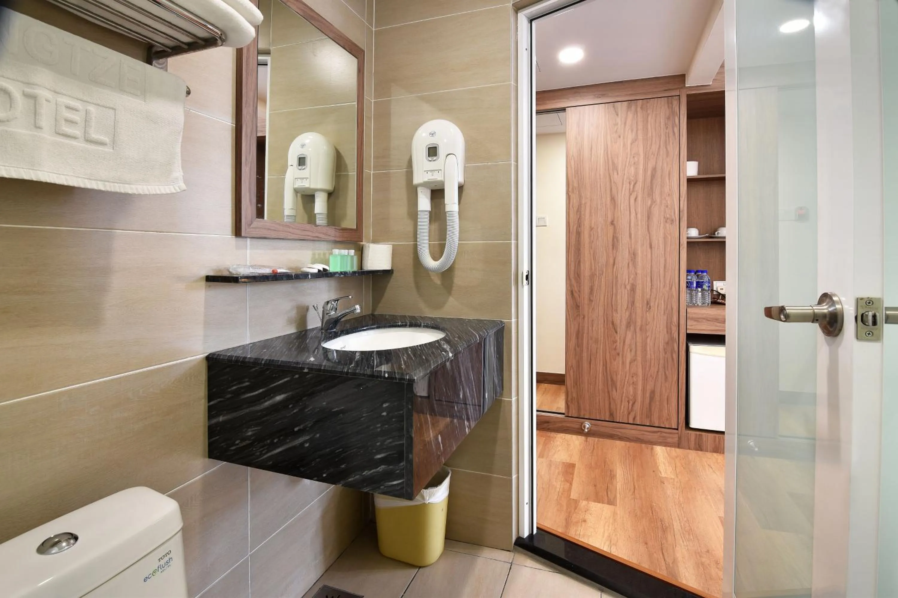 YANGTZE HOTEL 长江酒店