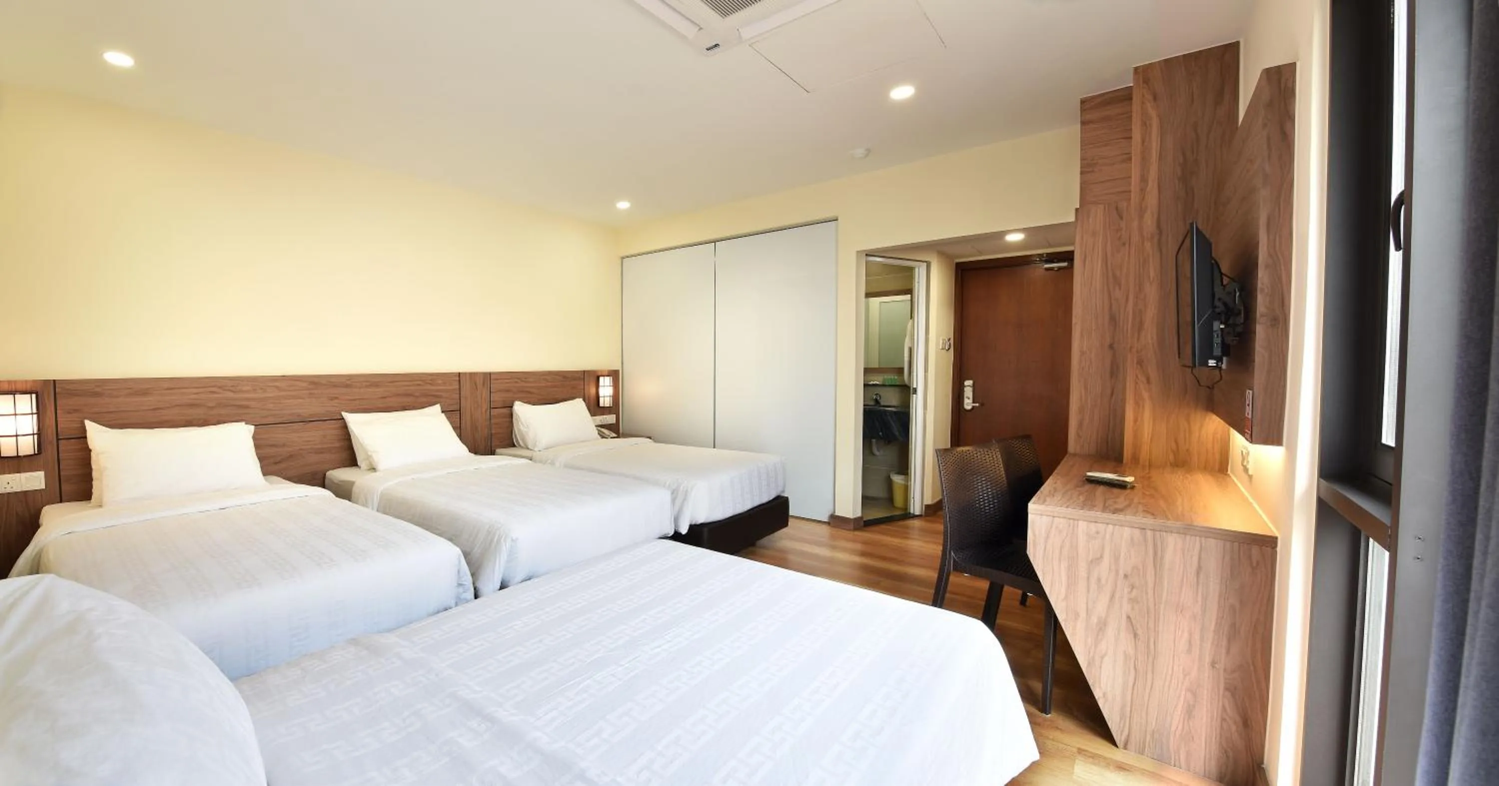 Bed in YANGTZE HOTEL 长江酒店