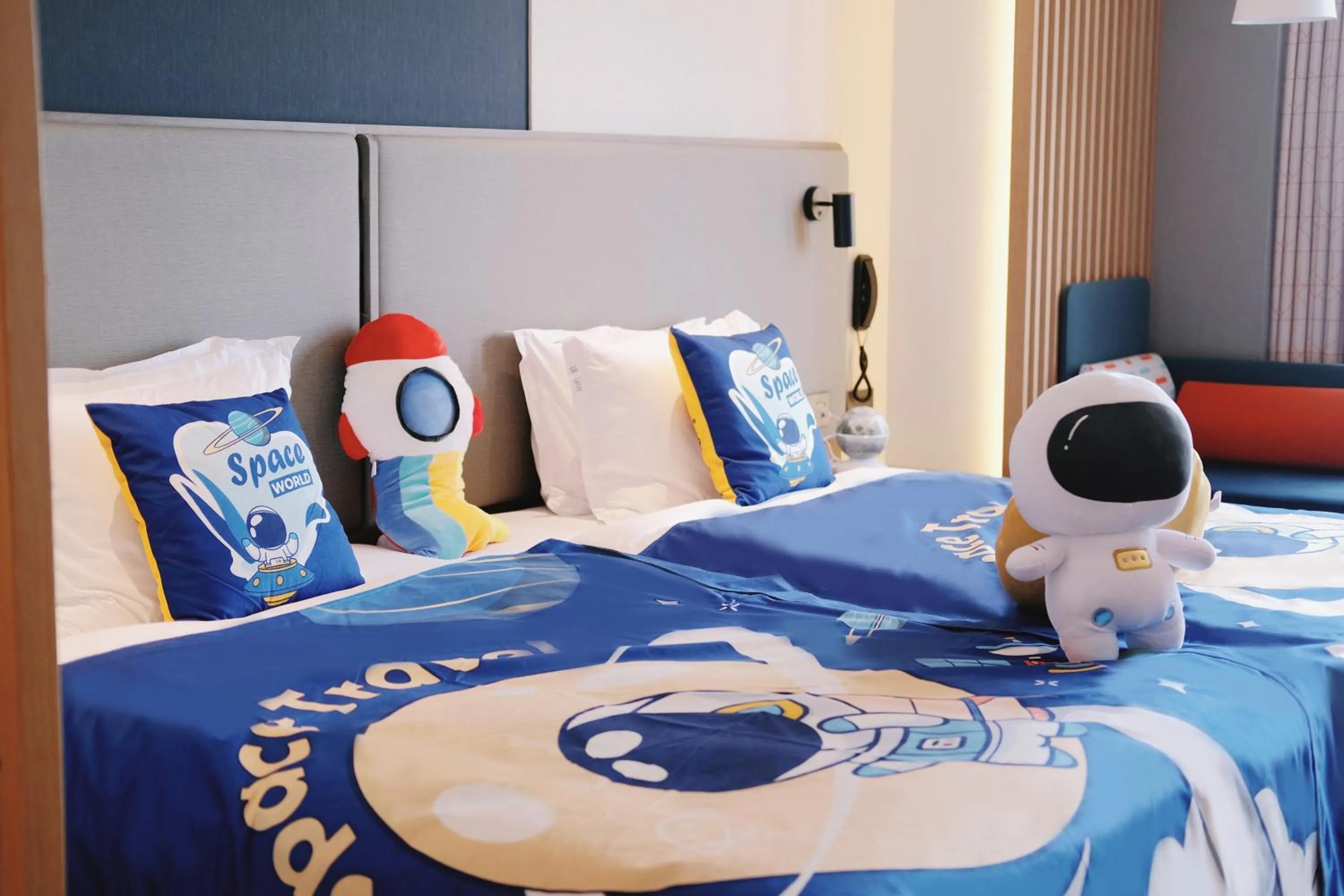 children, Bed in Holiday Inn Express Nanning Jiangnan by IHG