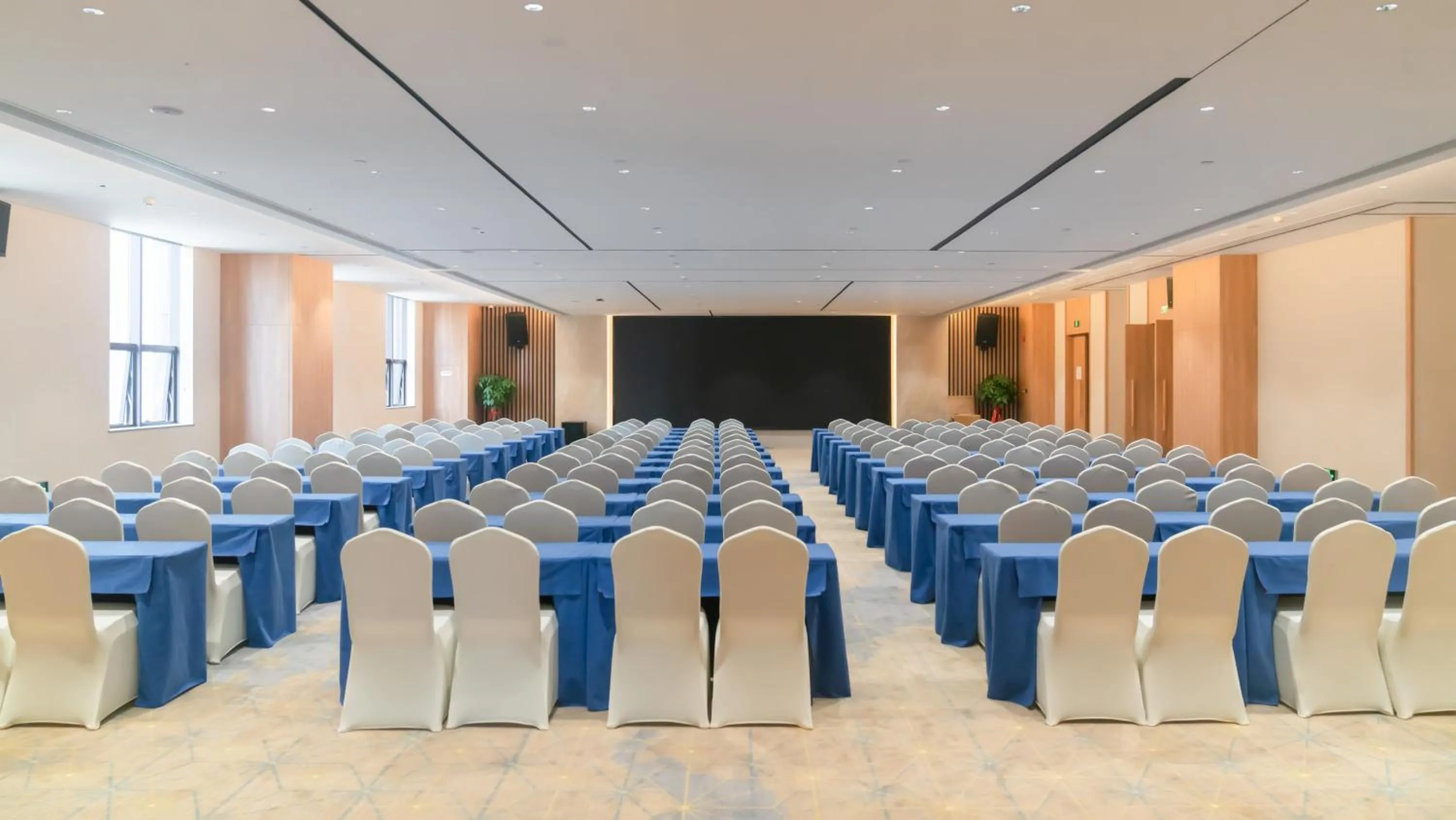 Meeting/conference room in Holiday Inn Express Nanning Jiangnan by IHG