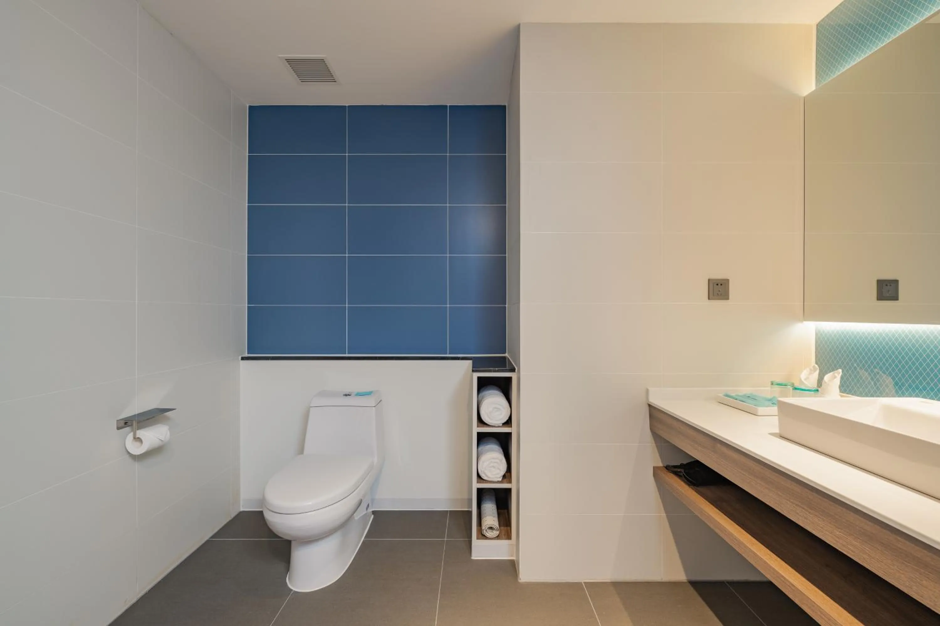 Toilet in Holiday Inn Express Nanning Jiangnan by IHG