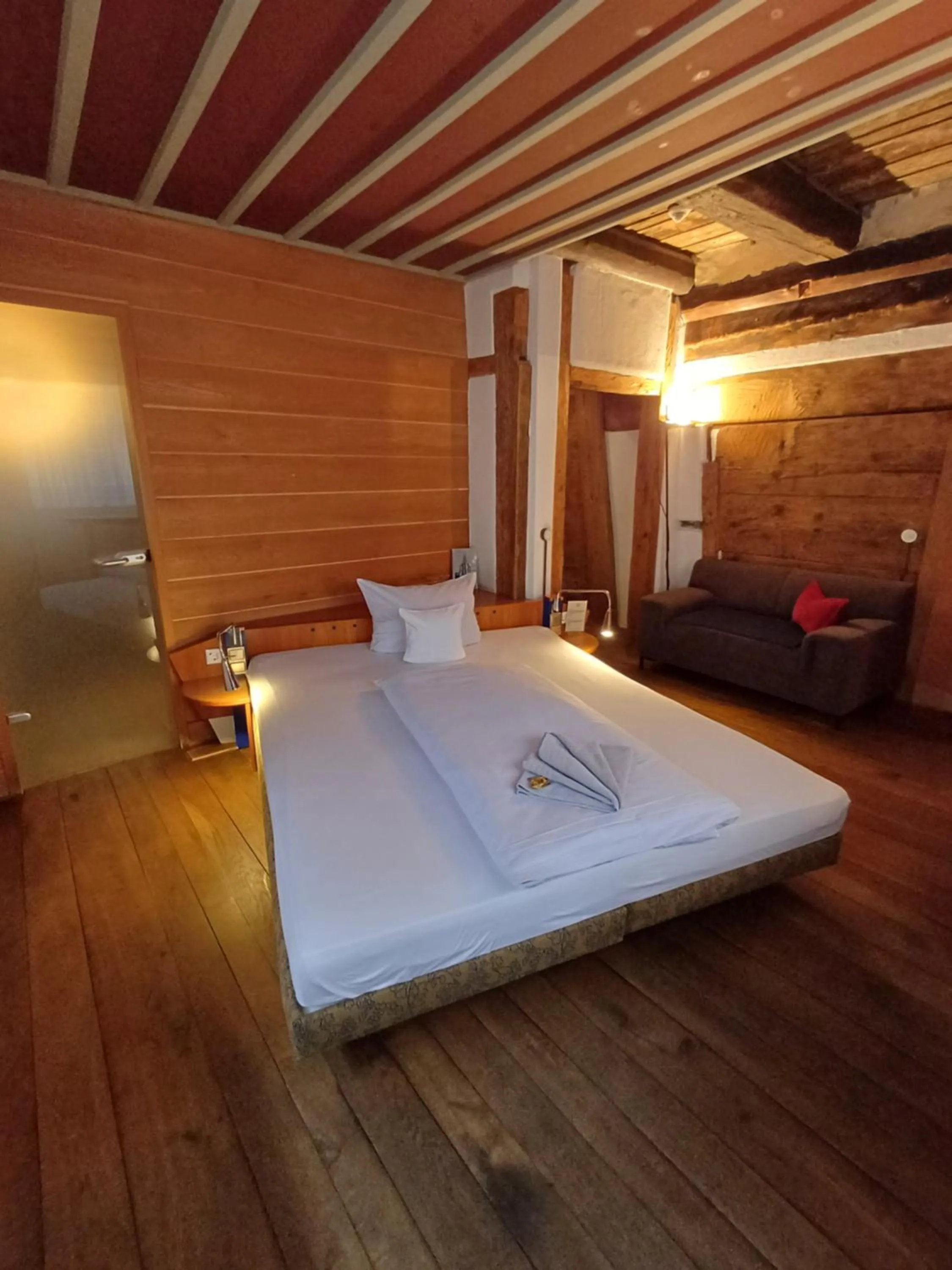 Bed in Schiefes Haus