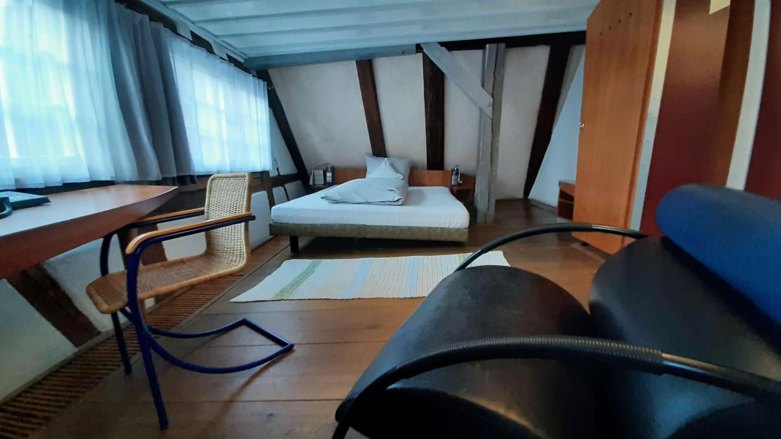 Bed in Schiefes Haus