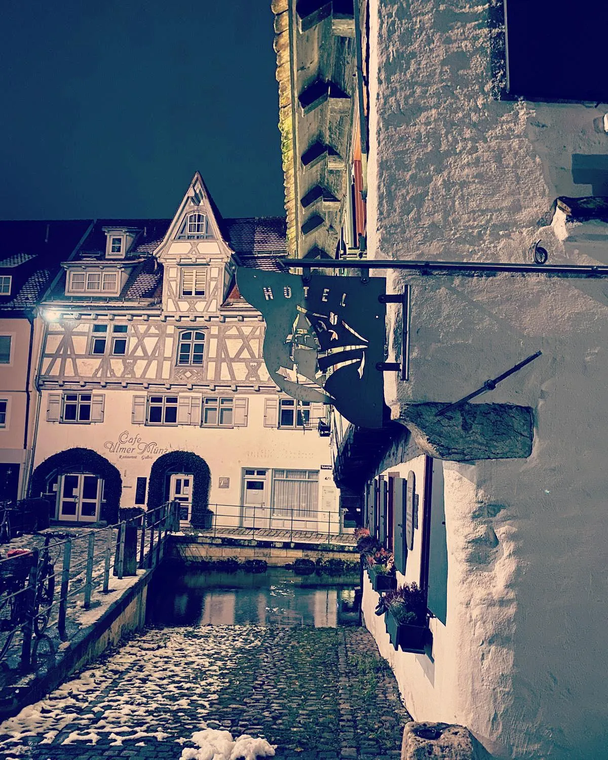 Property building in Schiefes Haus