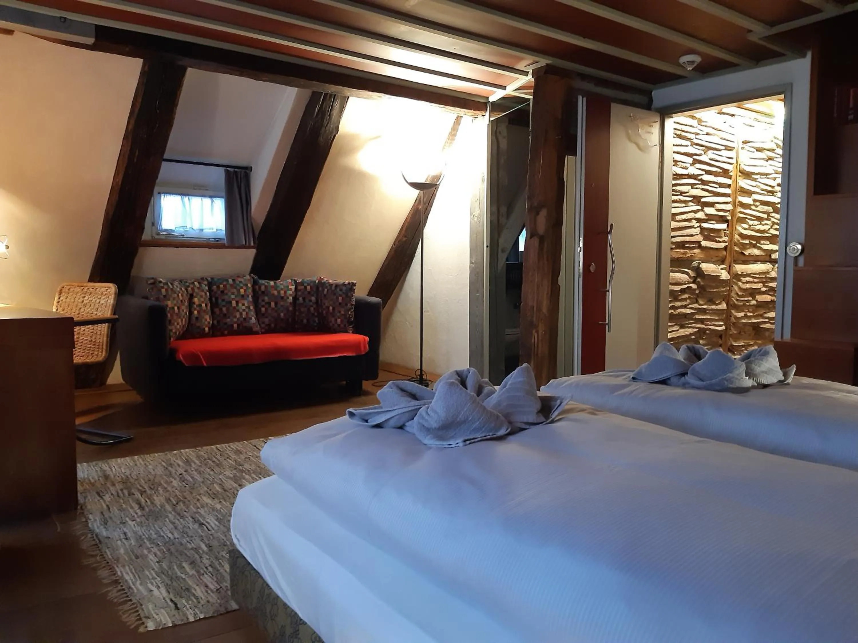 Bedroom, Bed in Schiefes Haus