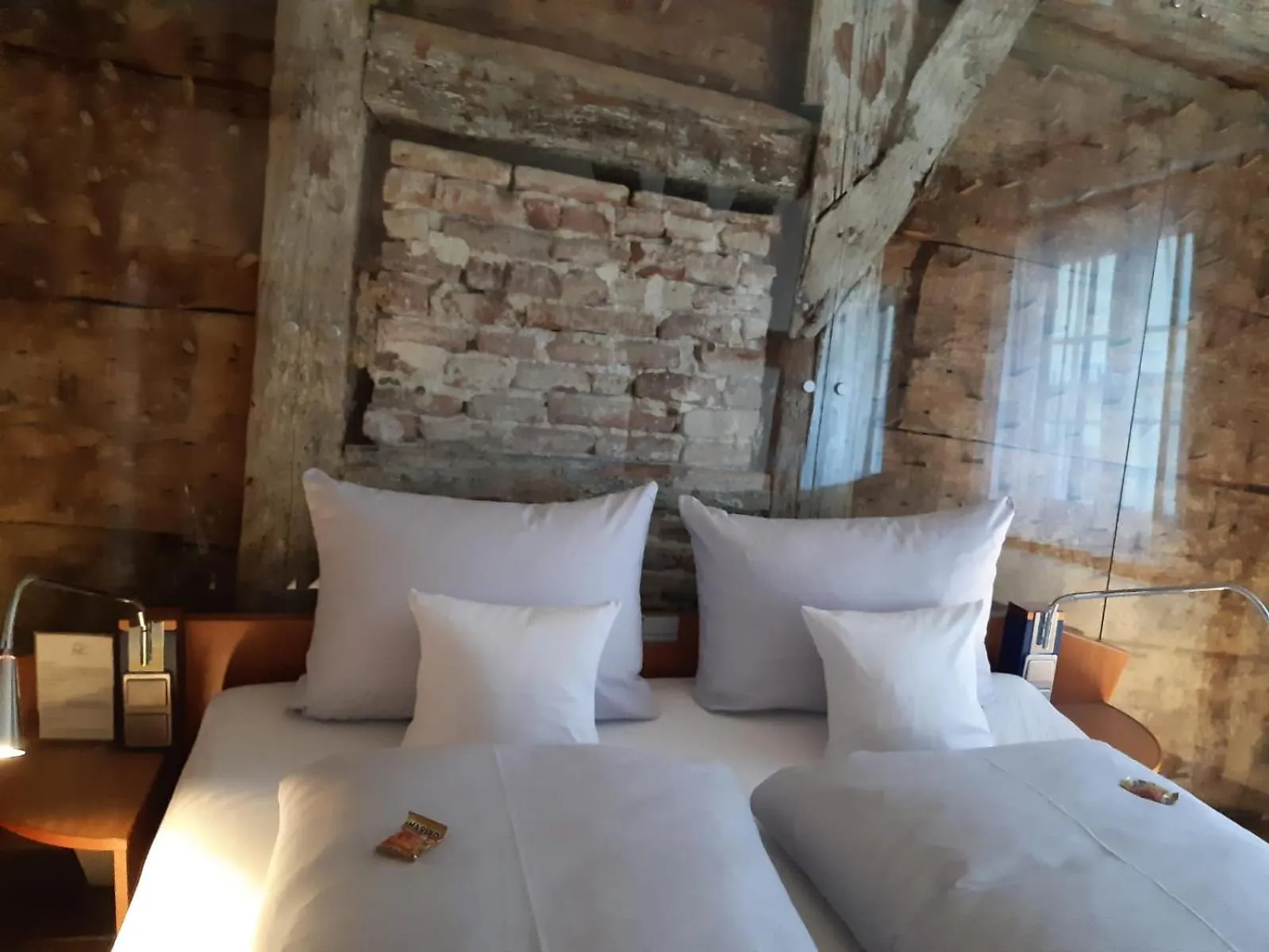 Bed in Schiefes Haus