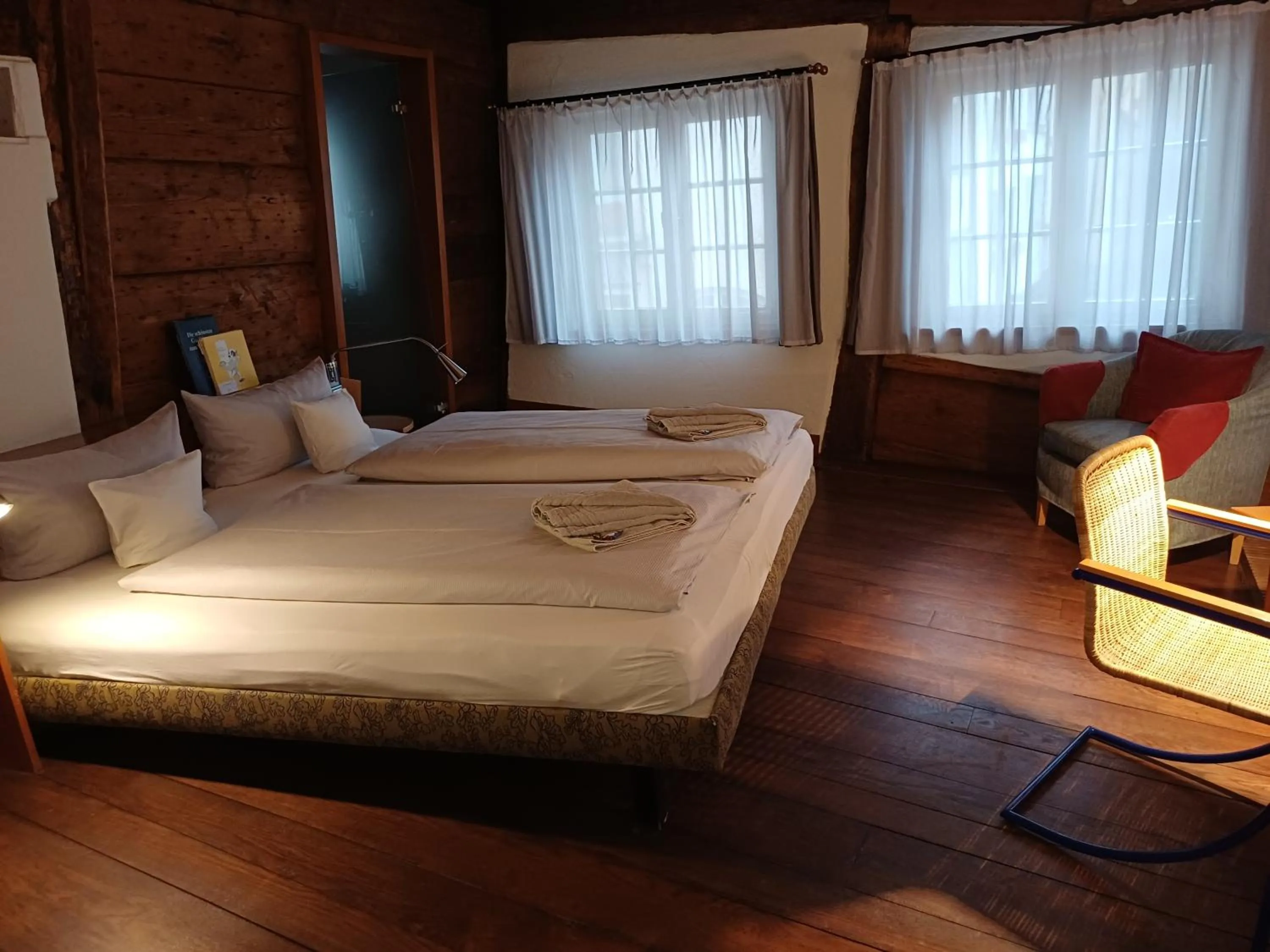 Bed in Schiefes Haus