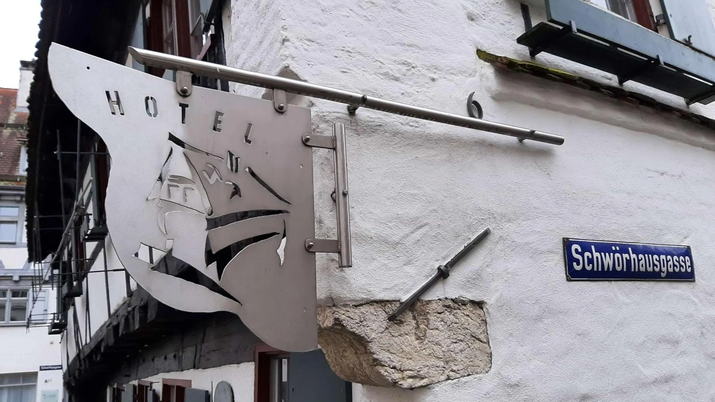 Property building in Schiefes Haus