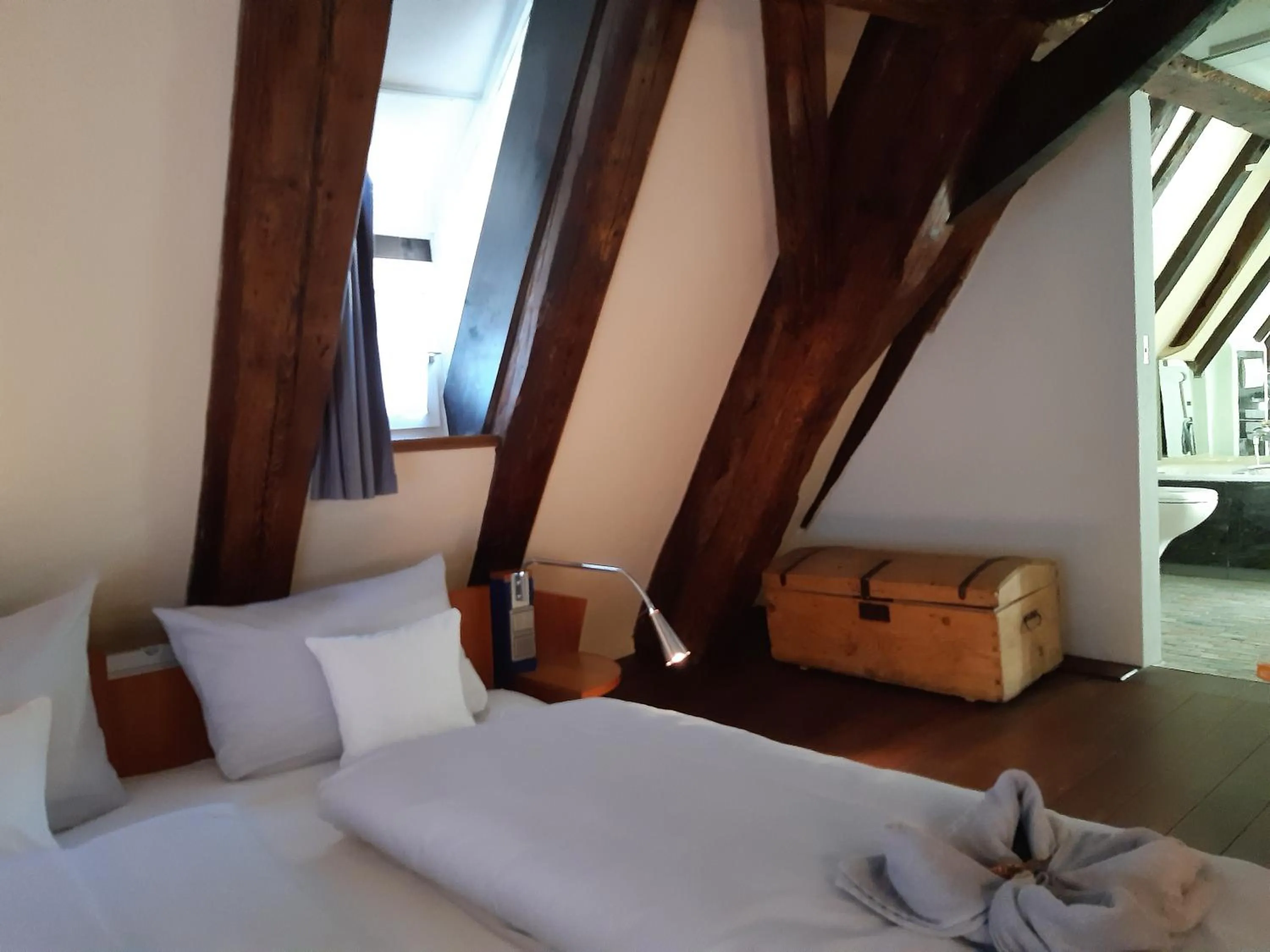 Bed in Schiefes Haus