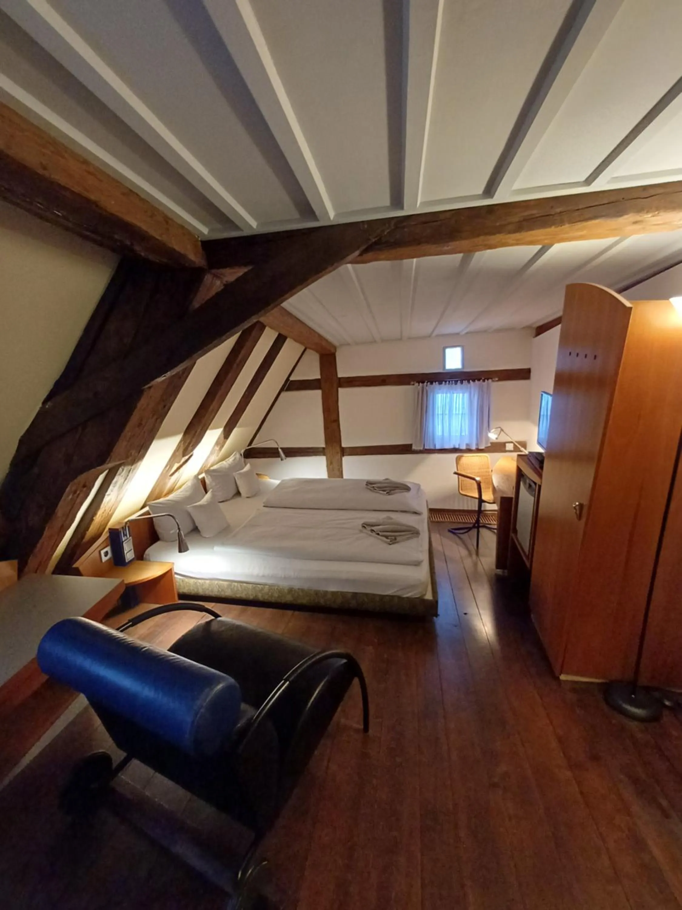 Photo of the whole room, Bed in Schiefes Haus