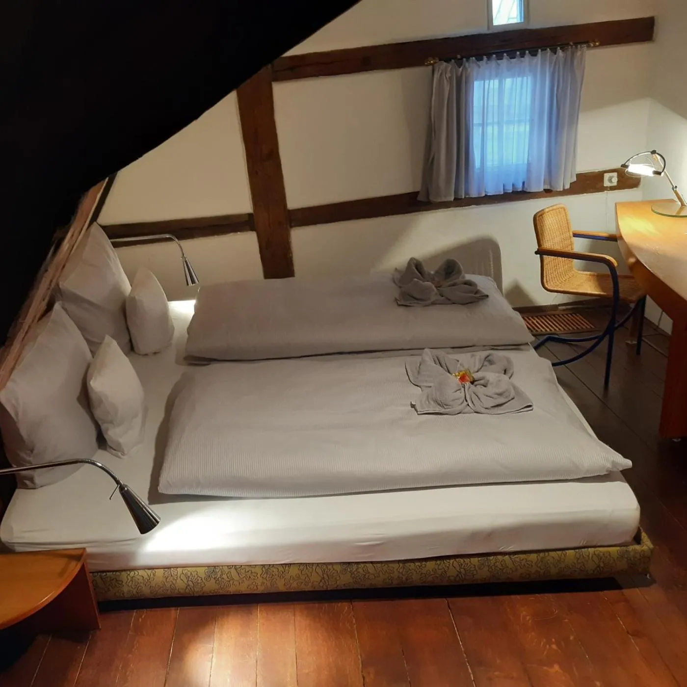 Bed in Schiefes Haus