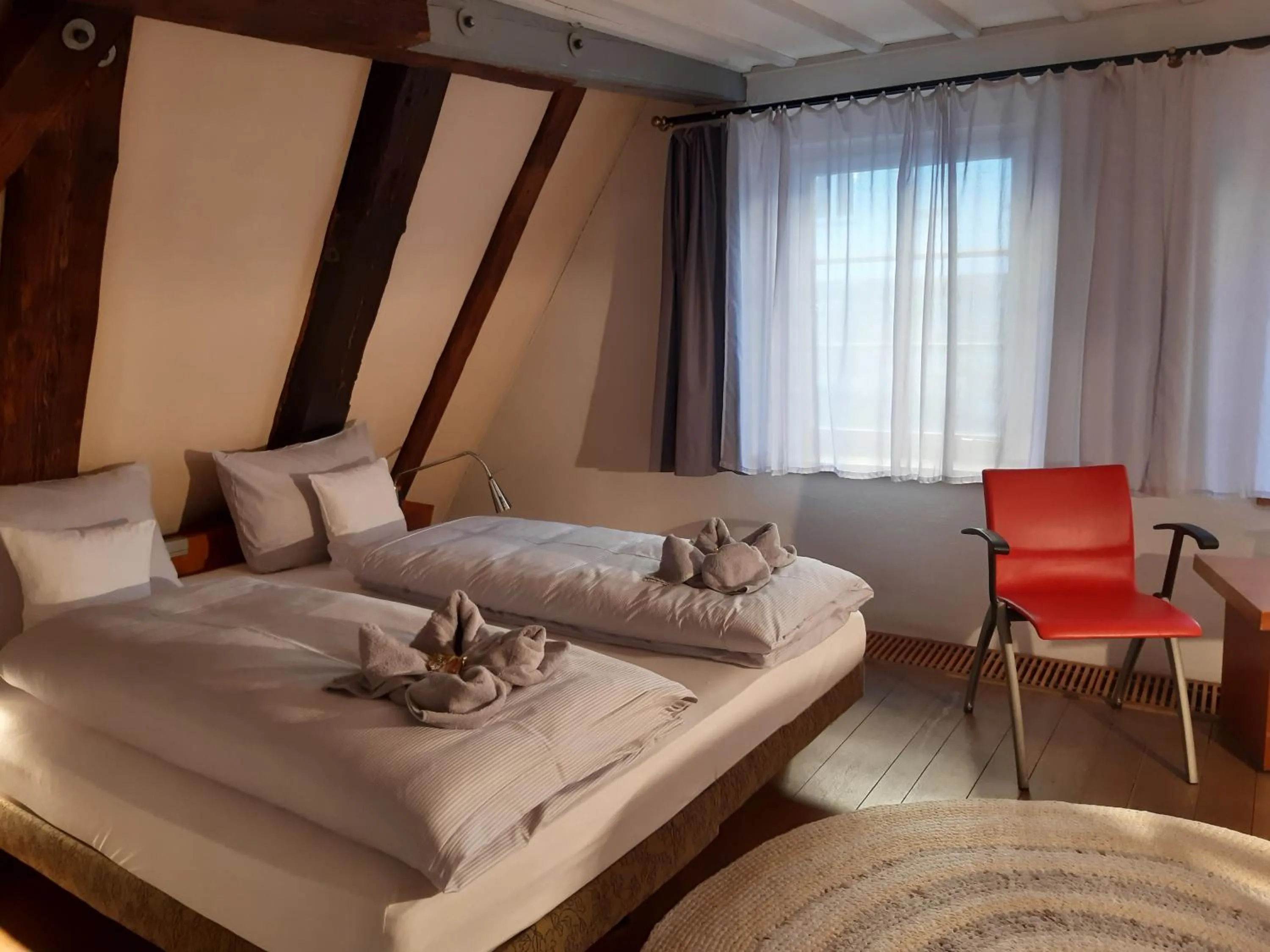 Bed in Schiefes Haus