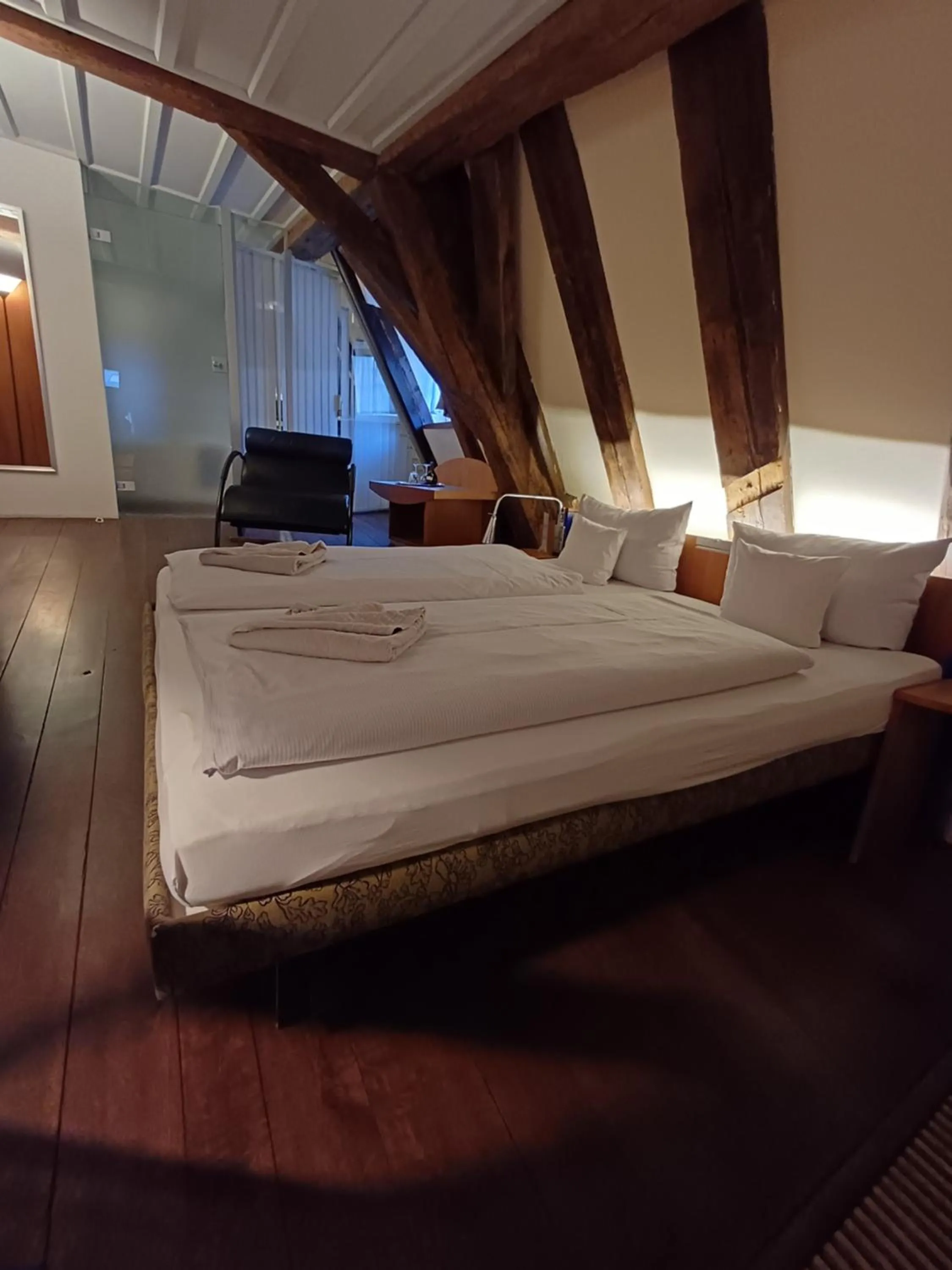 Bed in Schiefes Haus