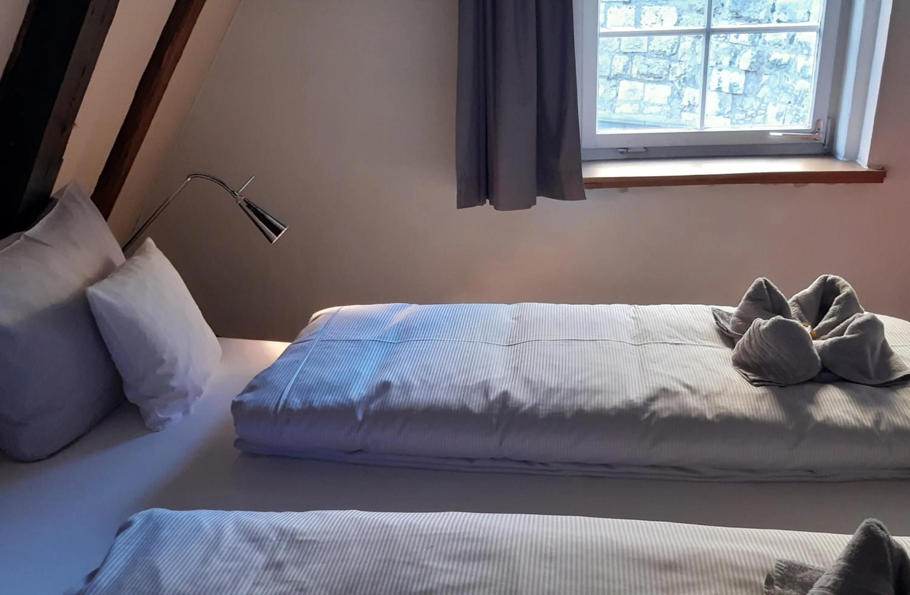 Bed in Schiefes Haus