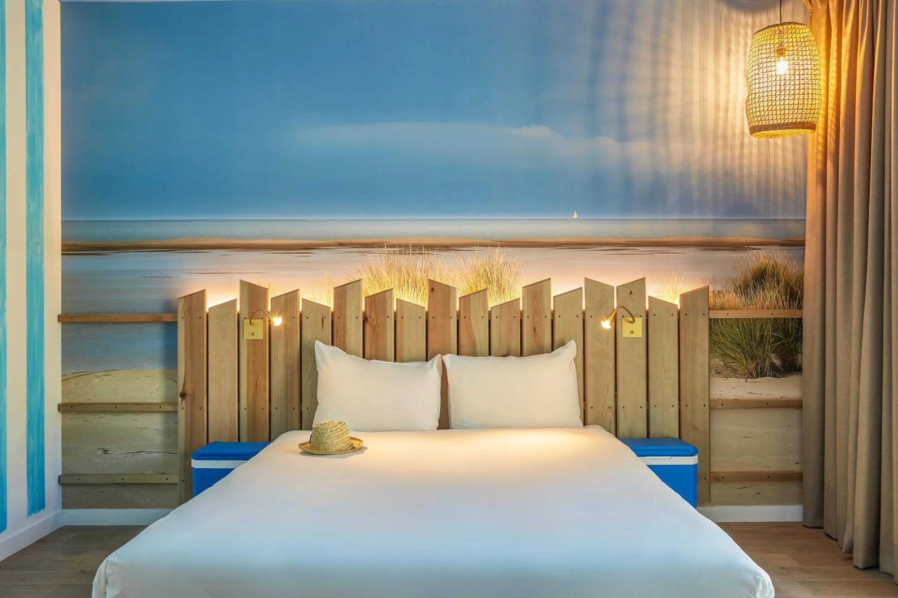 Bathroom, Bed in Ibis Styles Montpellier Aéroport Parc Des Expos