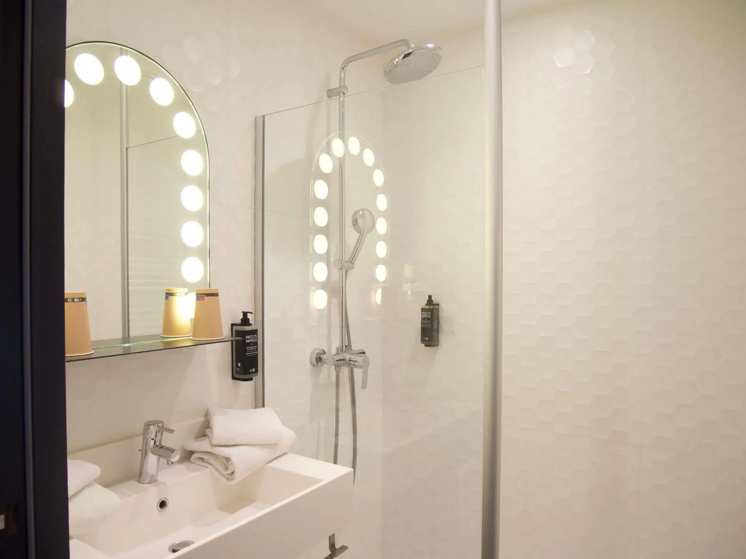 Bedroom in ibis Styles Arras Centre