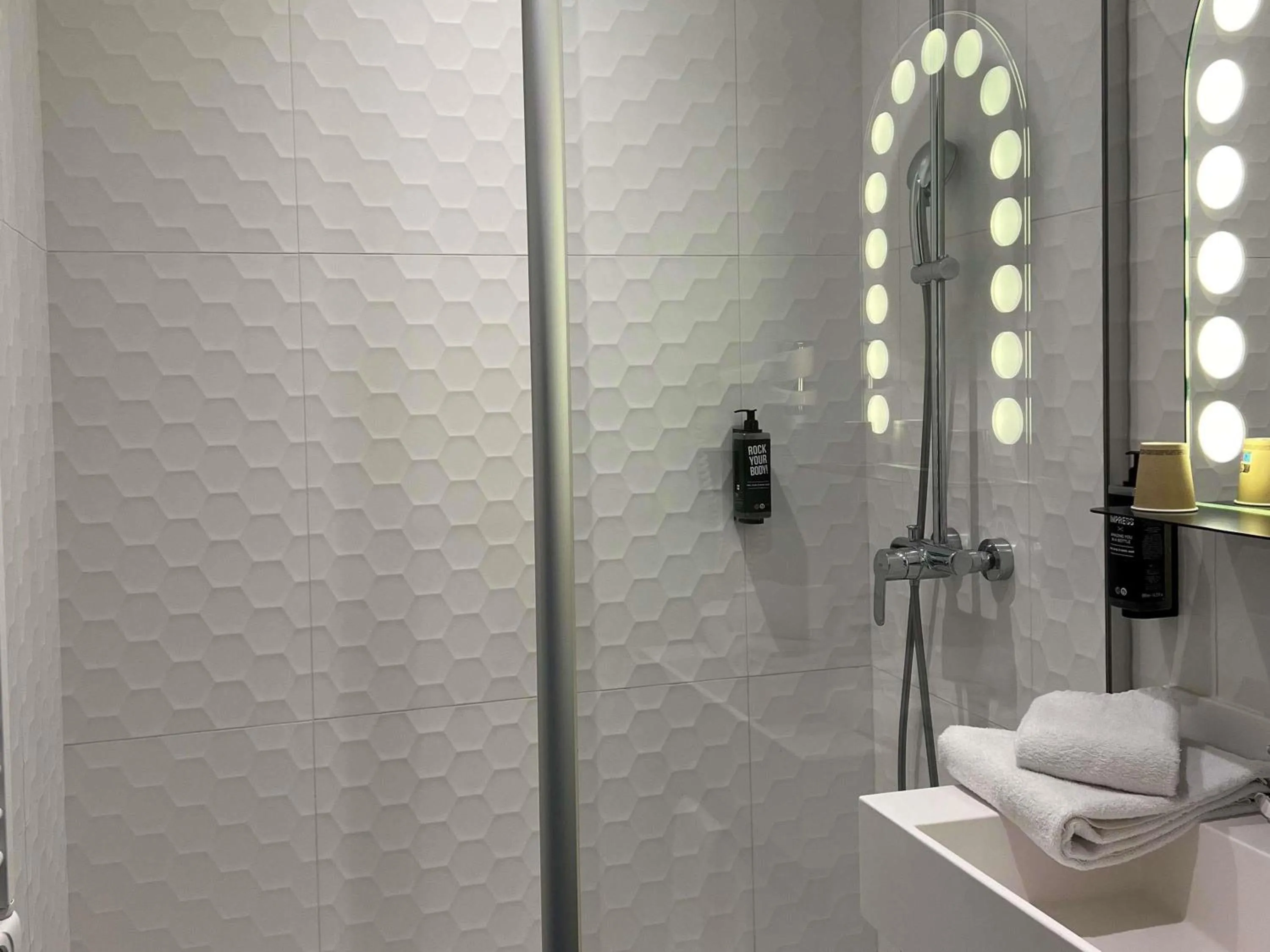 Bedroom in ibis Styles Arras Centre