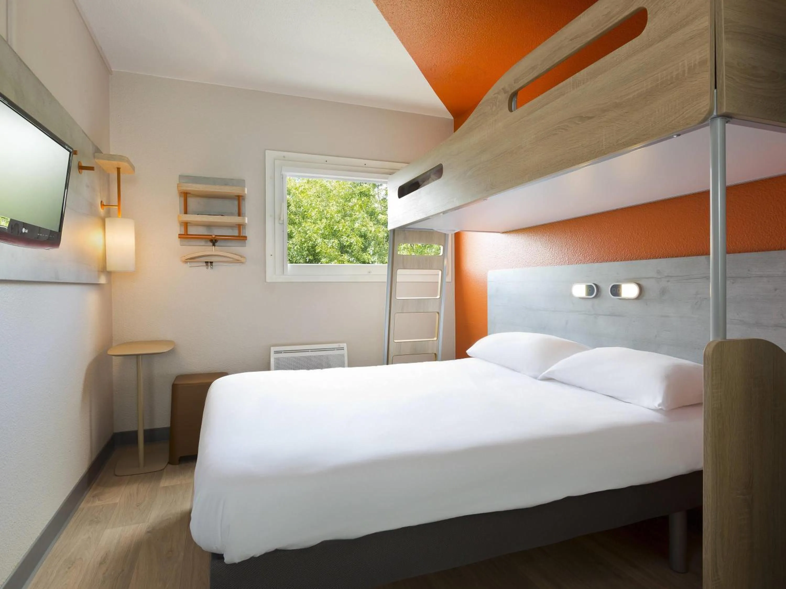 Bedroom, Bed in ibis budget Le Mans Universite