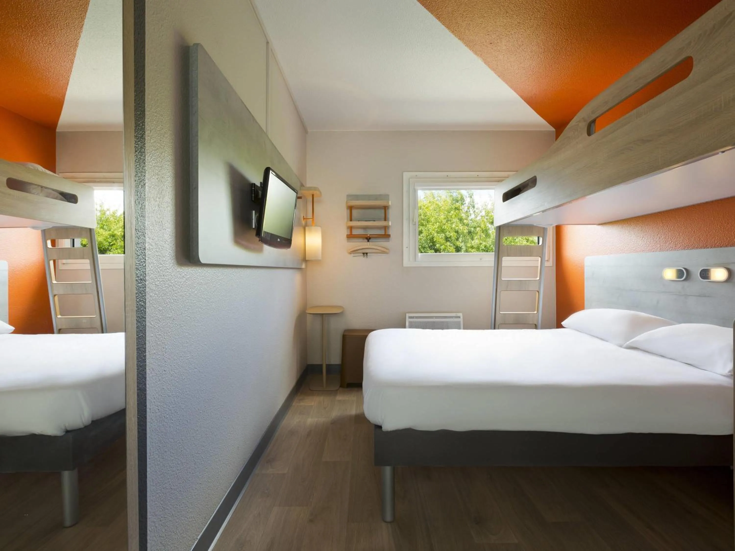 Bedroom, Bed in ibis budget Le Mans Universite